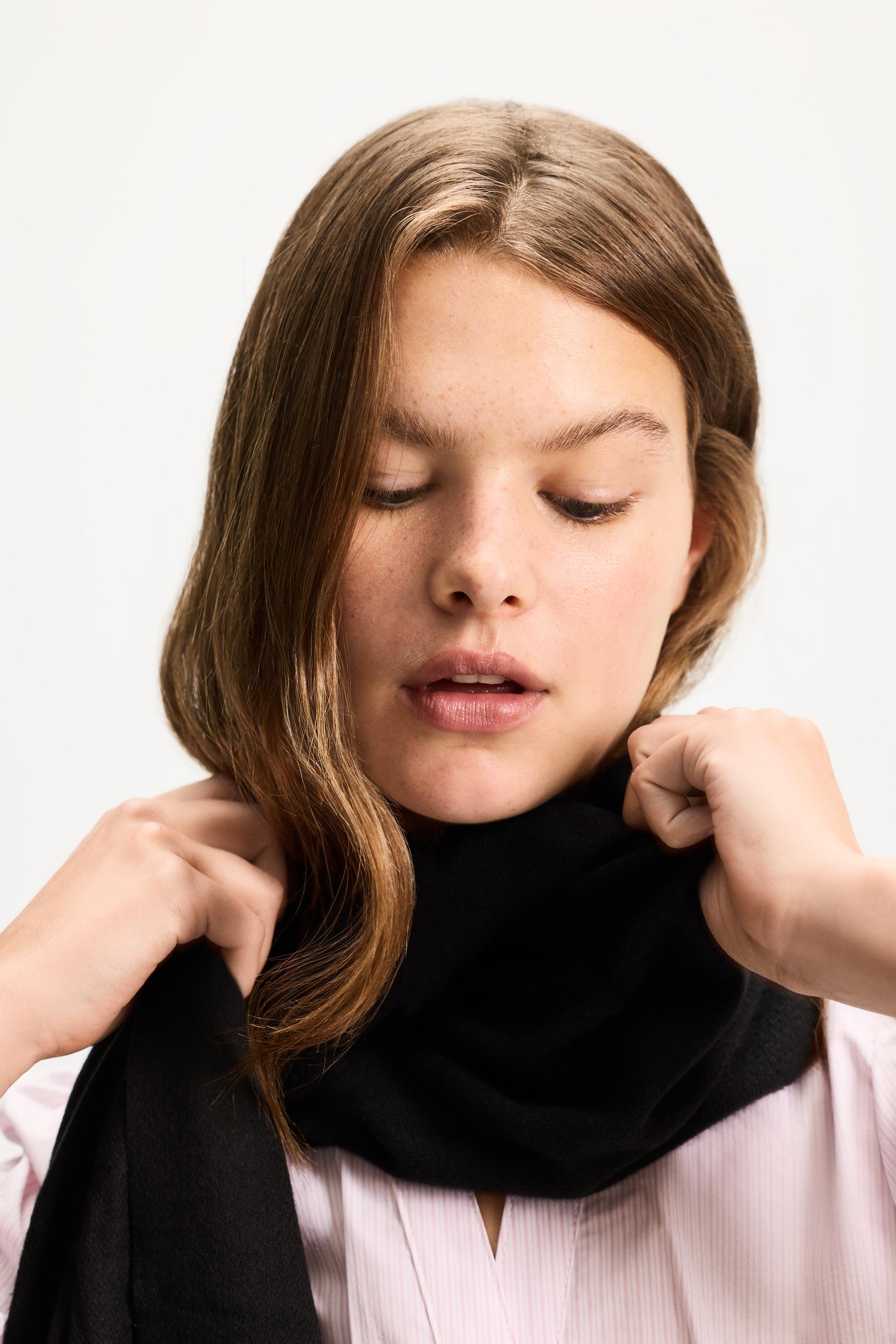 Fine plain scarf — BLACK