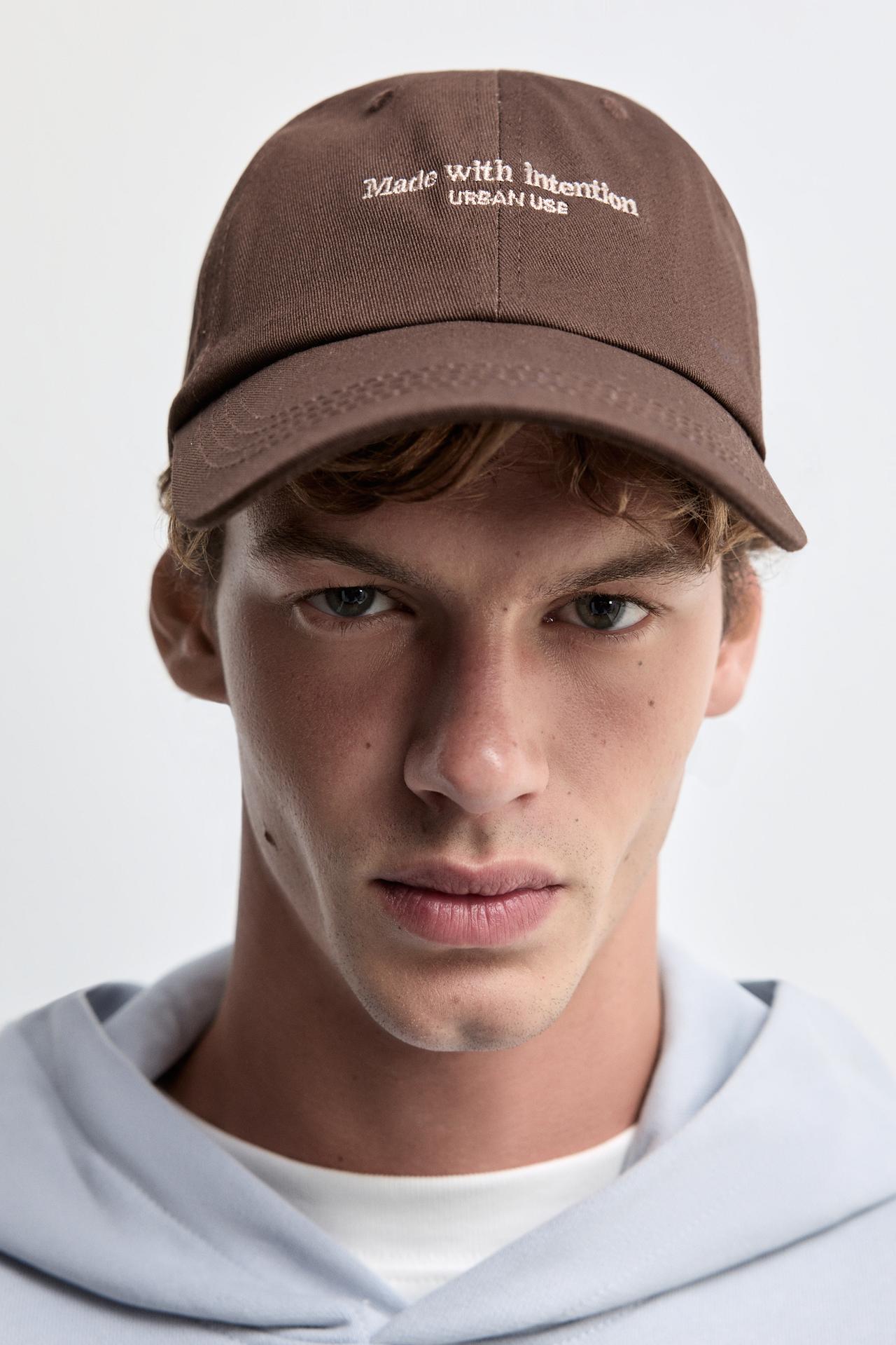 Text embroidery cap — BROWN/WHITE