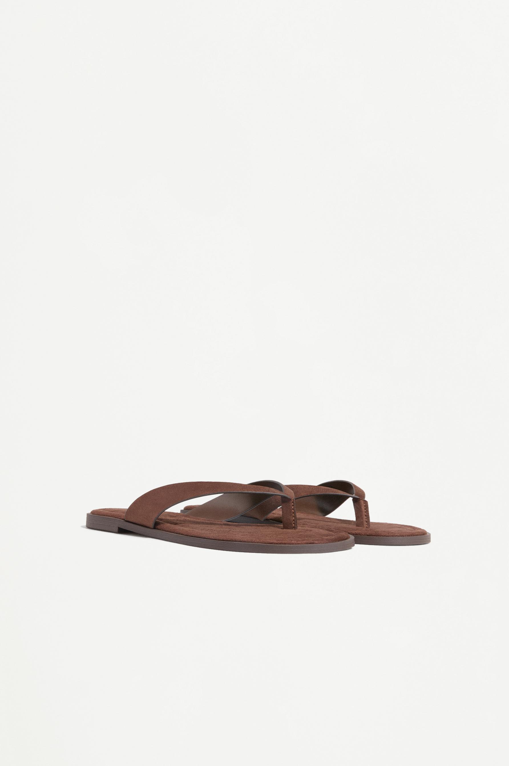 Flat toe-post sandals — BROWN