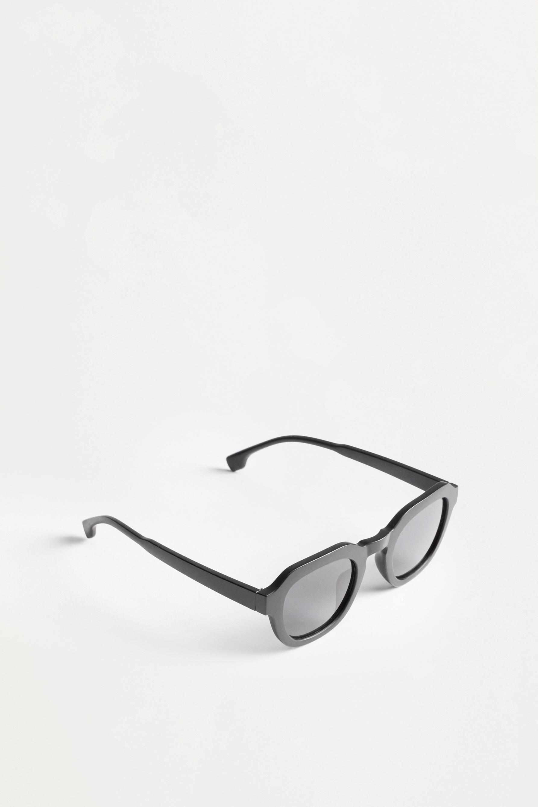 Semi-square sunglasses — BLACK