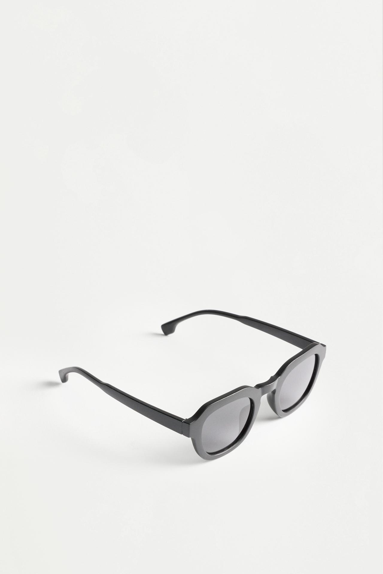 Semi-square sunglasses — BLACK