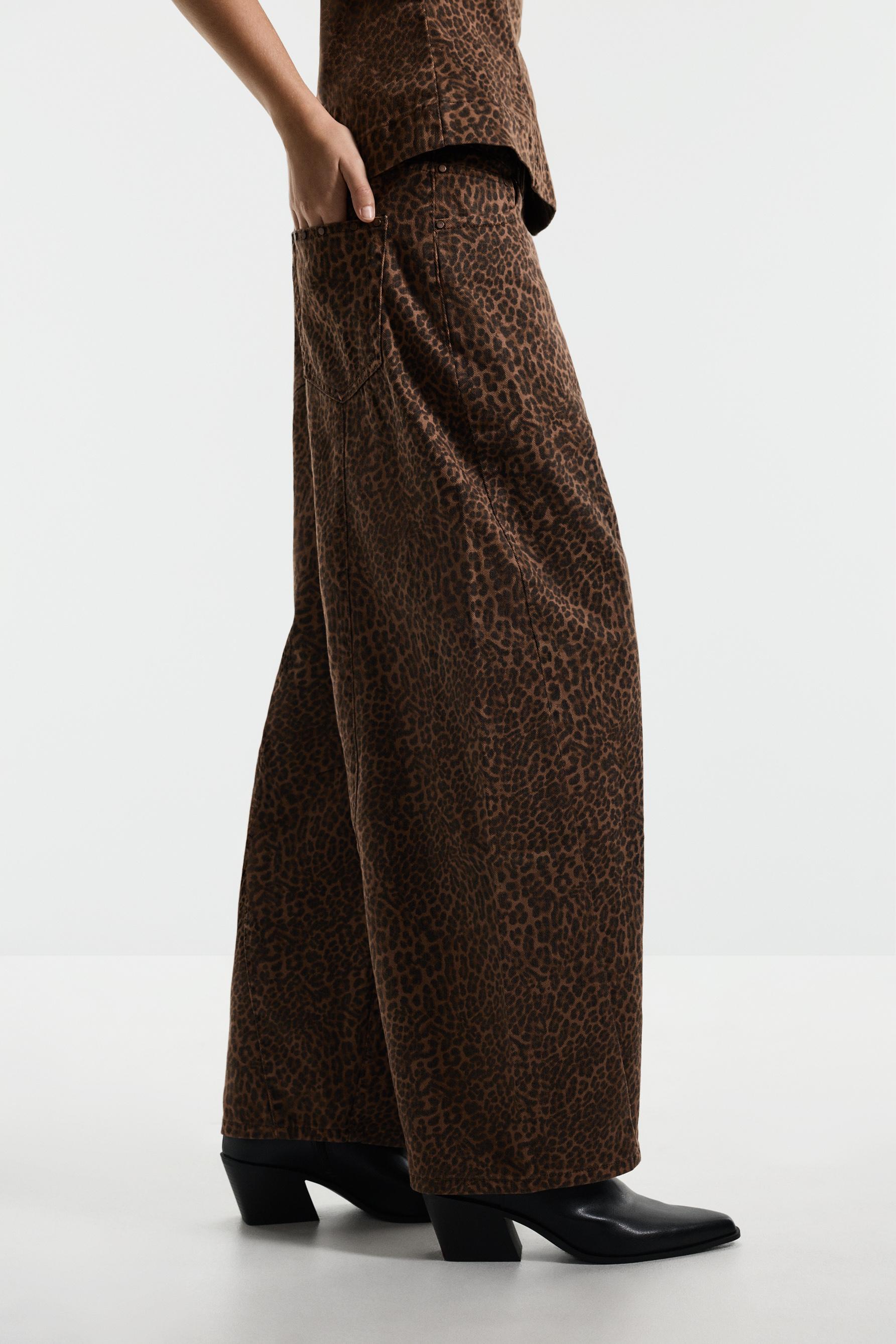 Animal print barrel jeans — CHEETAH
