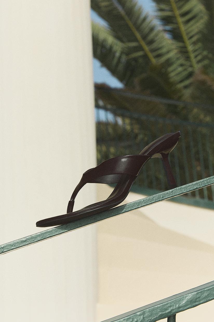 Thong heeled sandals — BROWN
