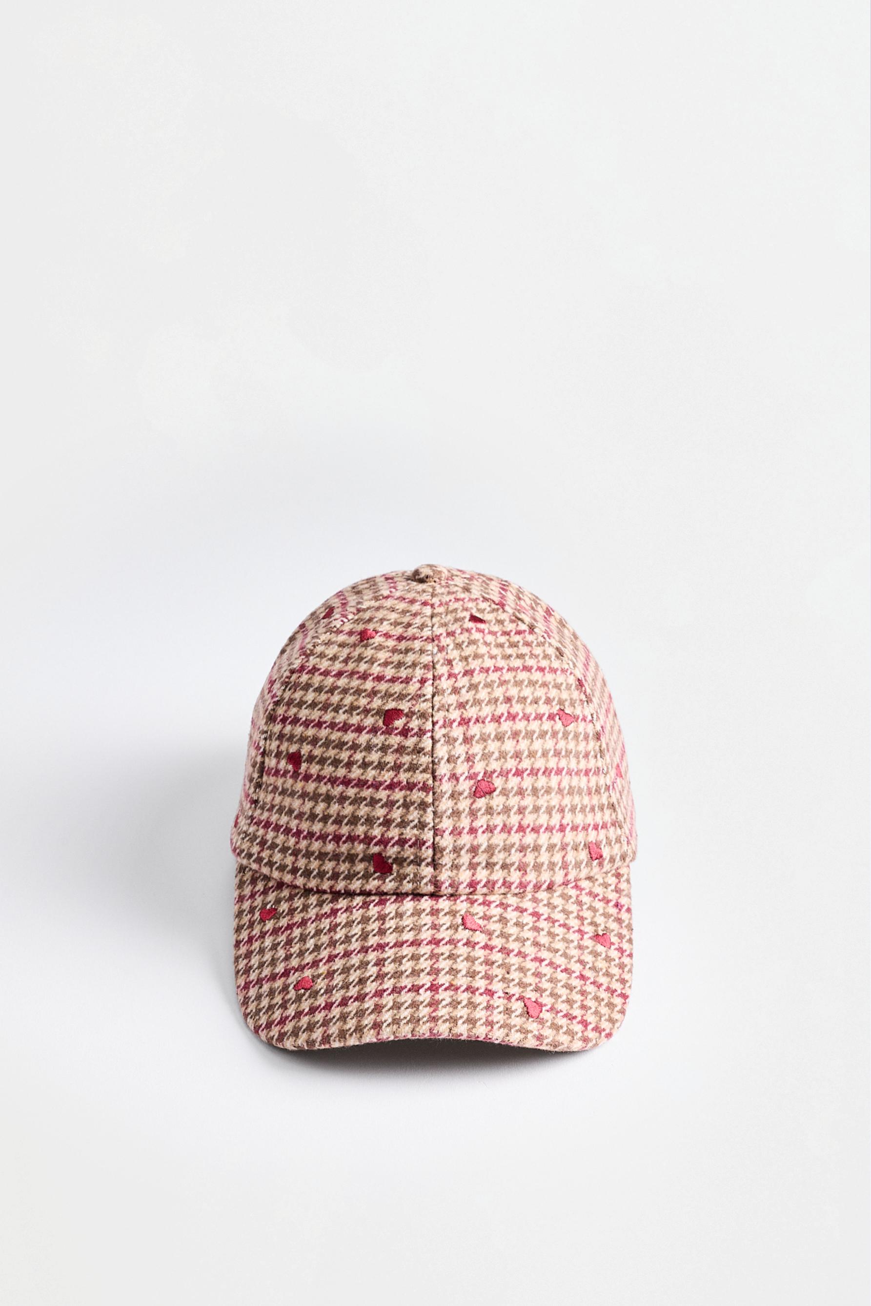 Houndstooth heart cap — BEIGE/BROWN