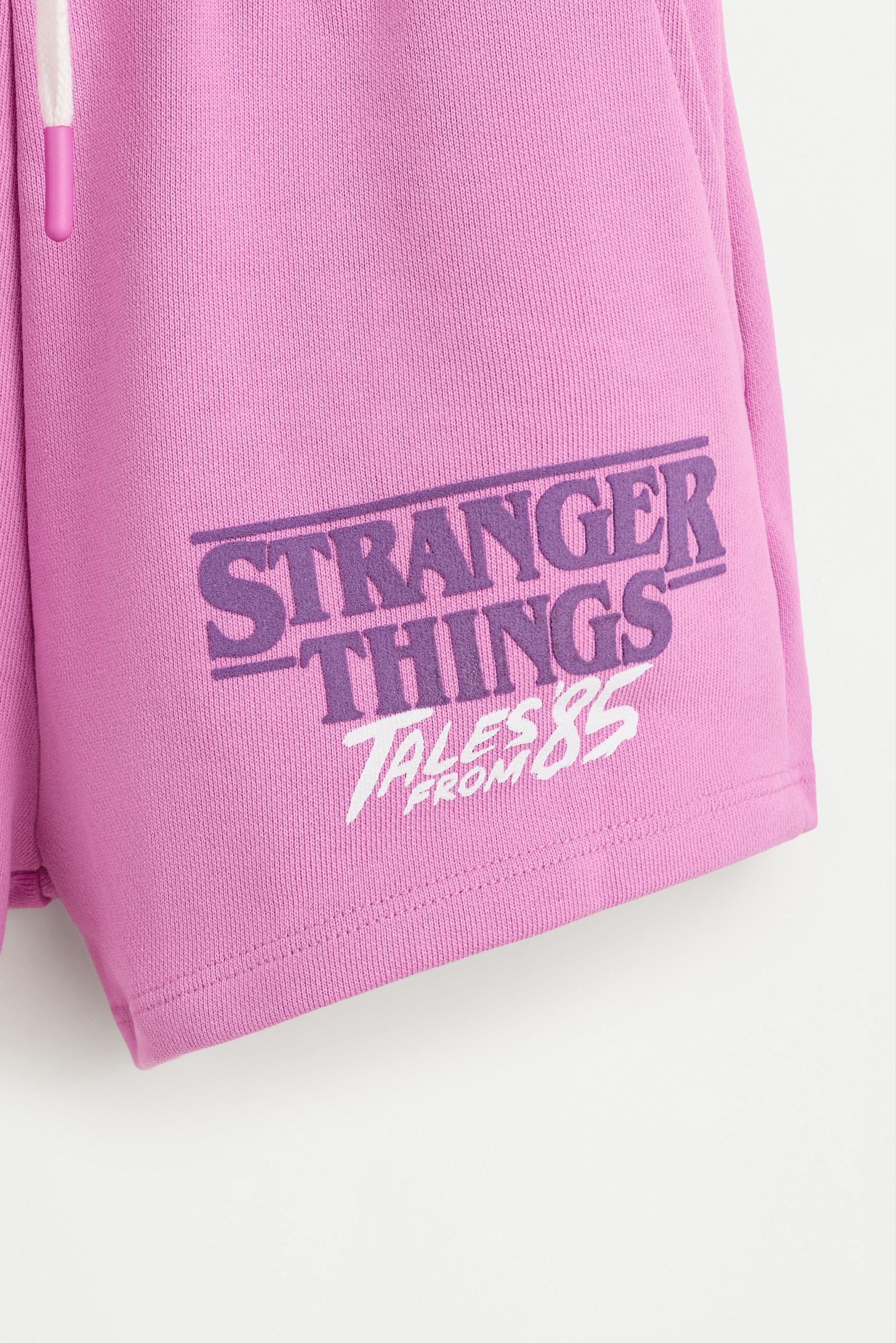 Stranger Things™/© Netflix text shorts — PINK