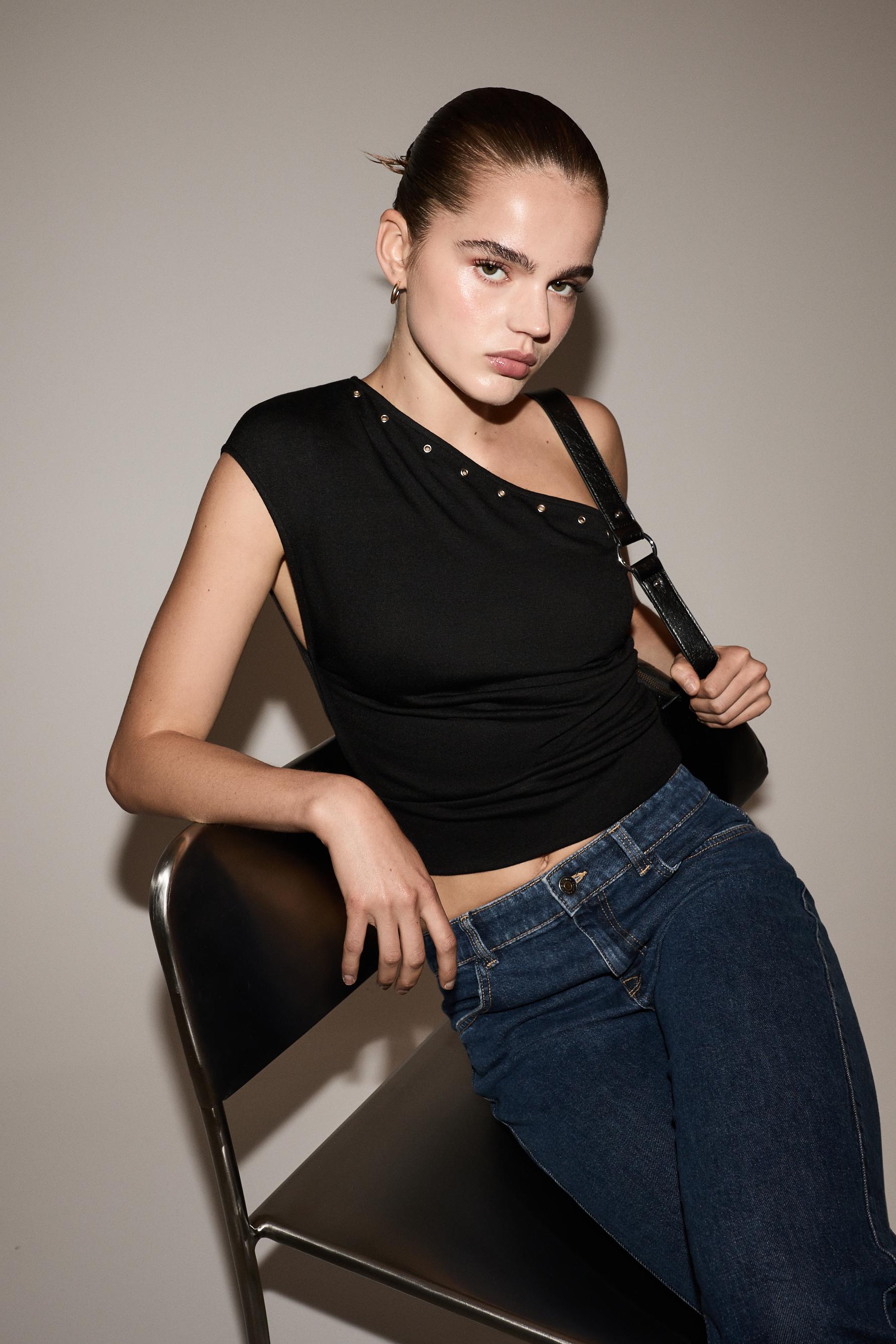 Asymmetric grommet top — BLACK