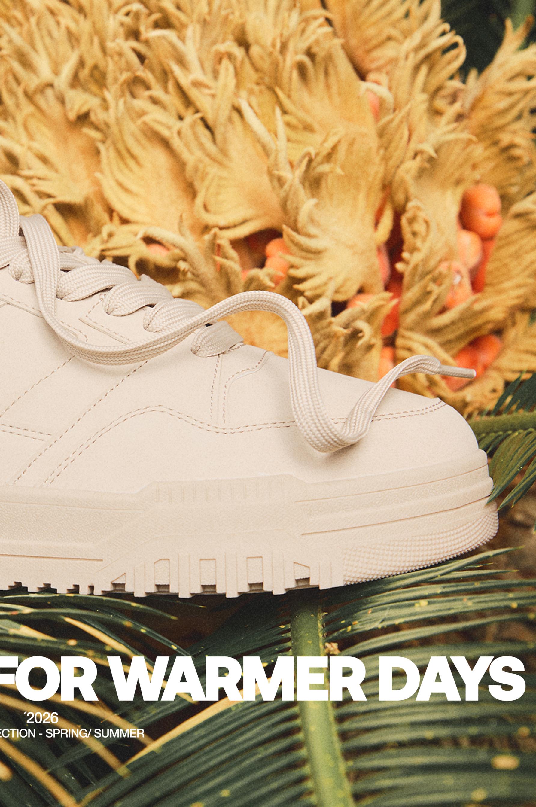 Retro sneaker with dice detail — WHITE
