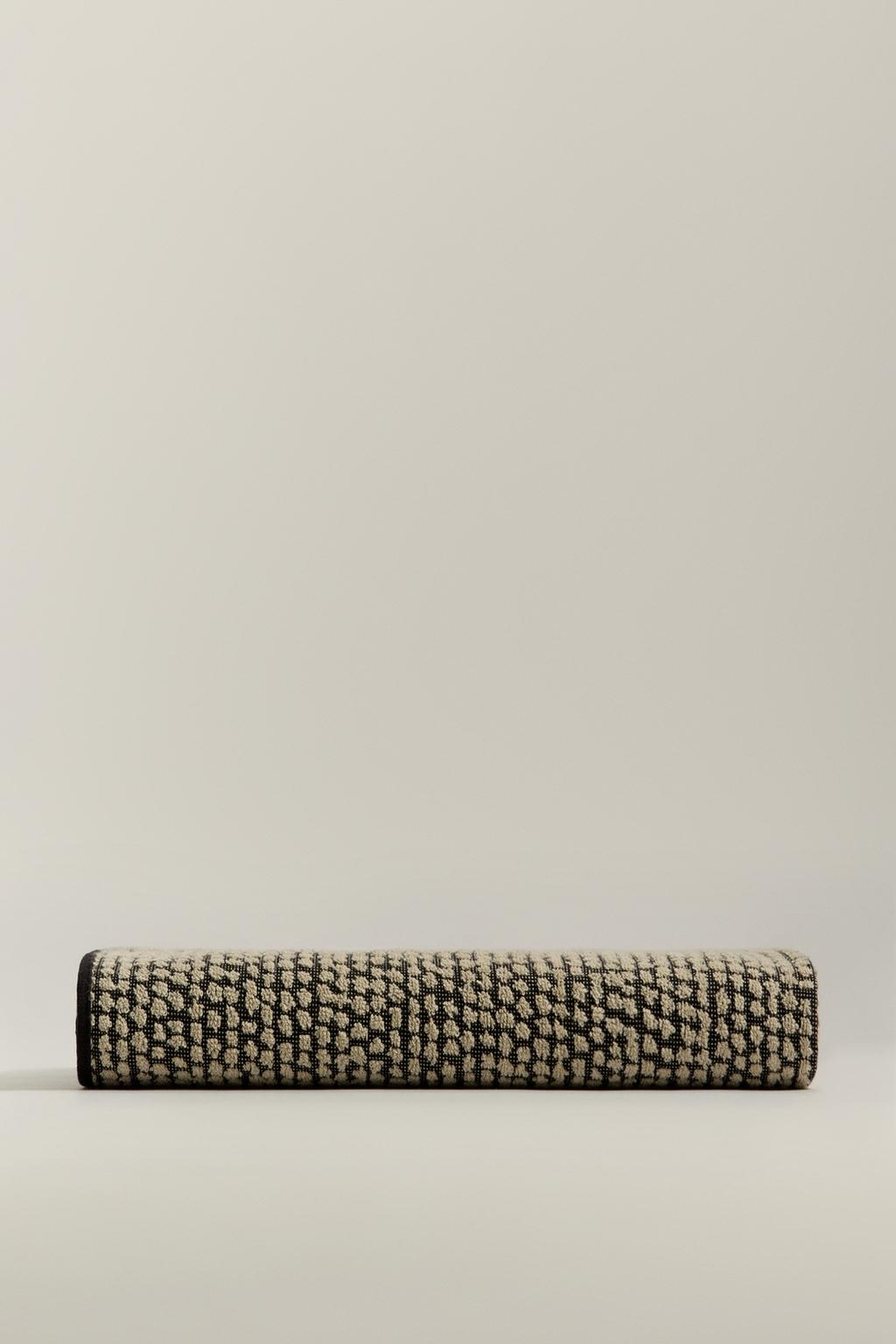 Textured shower towel 140 x 70 cm – Lefties – صورة المنتج
