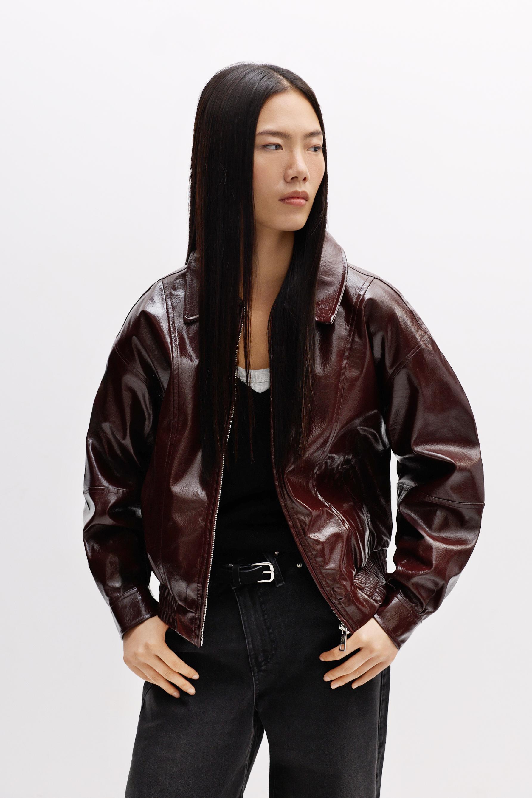 Cazadora efecto piel brillante