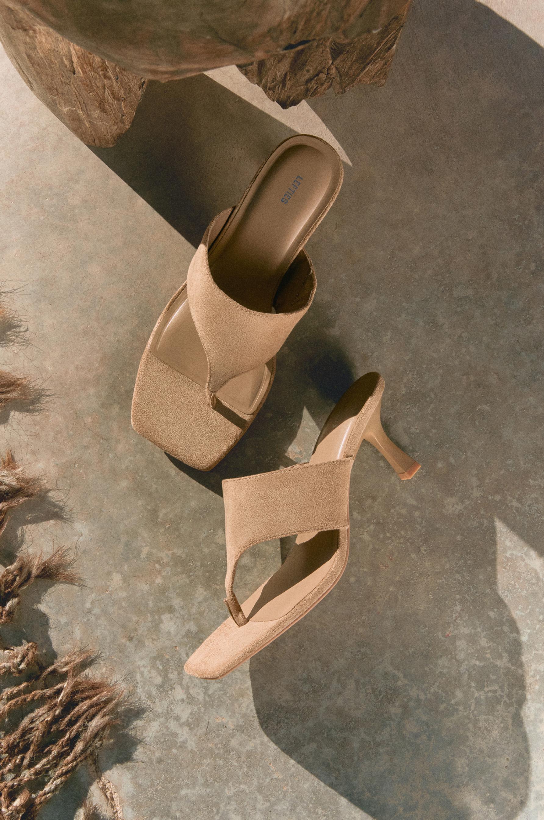 Toe-post heel sandals — BROWN