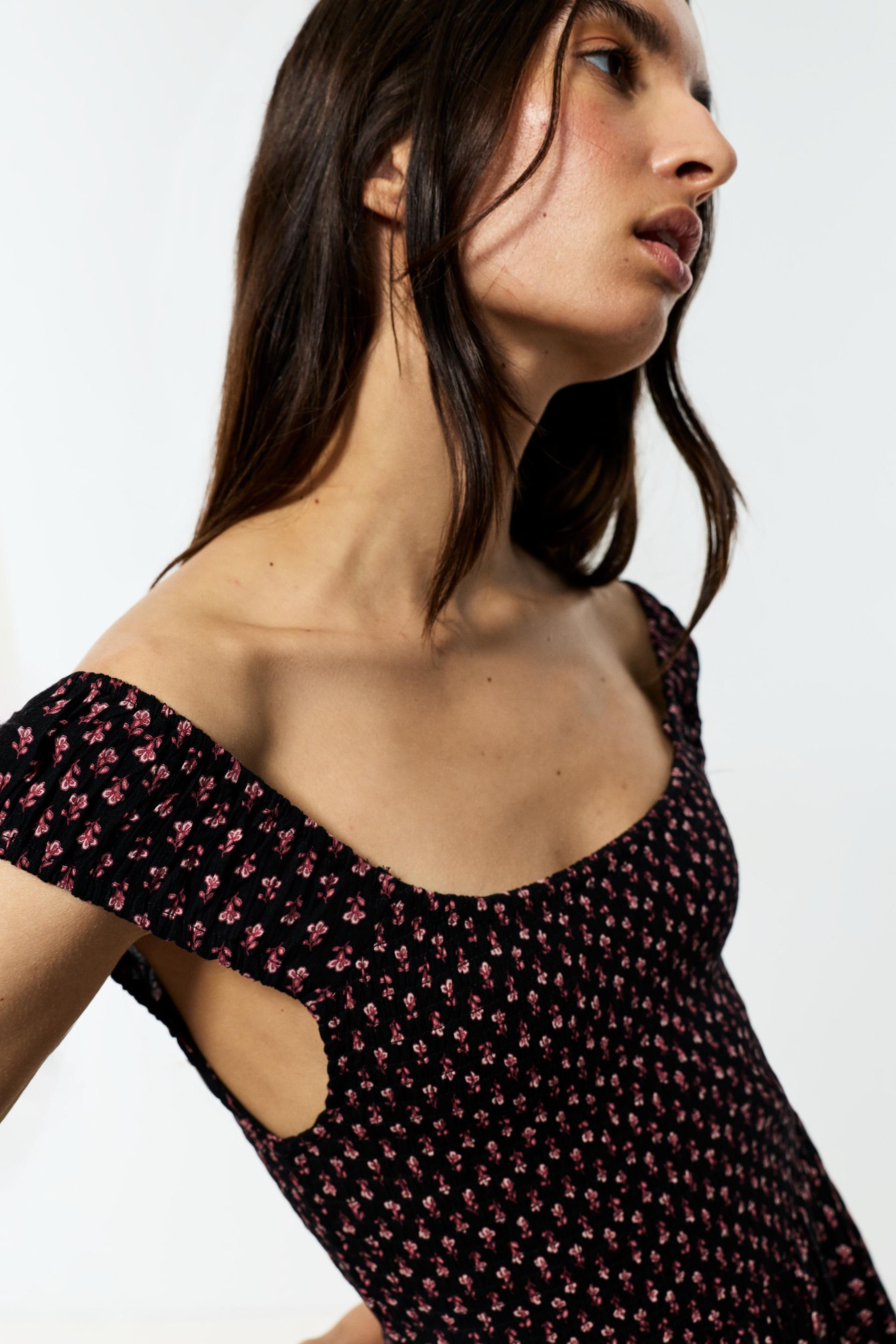 Smocked midi dress — RED/BLACK