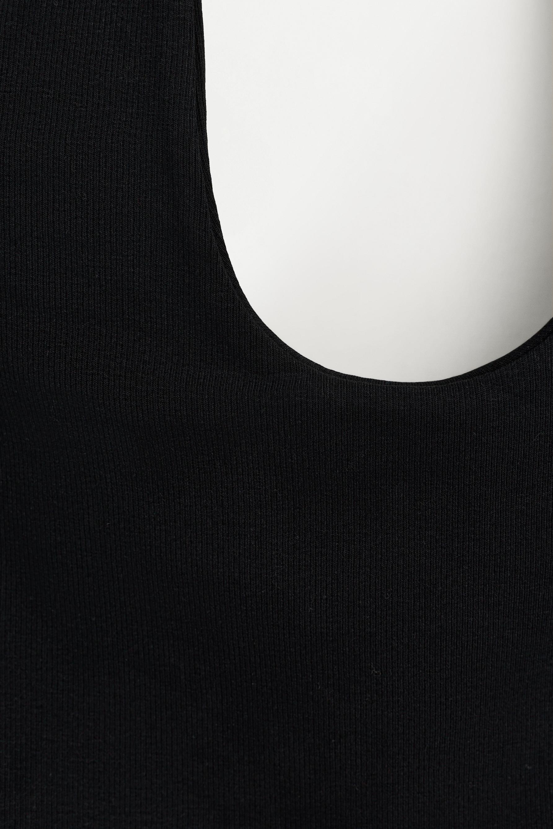 Basic ribbed halter top — BLACK