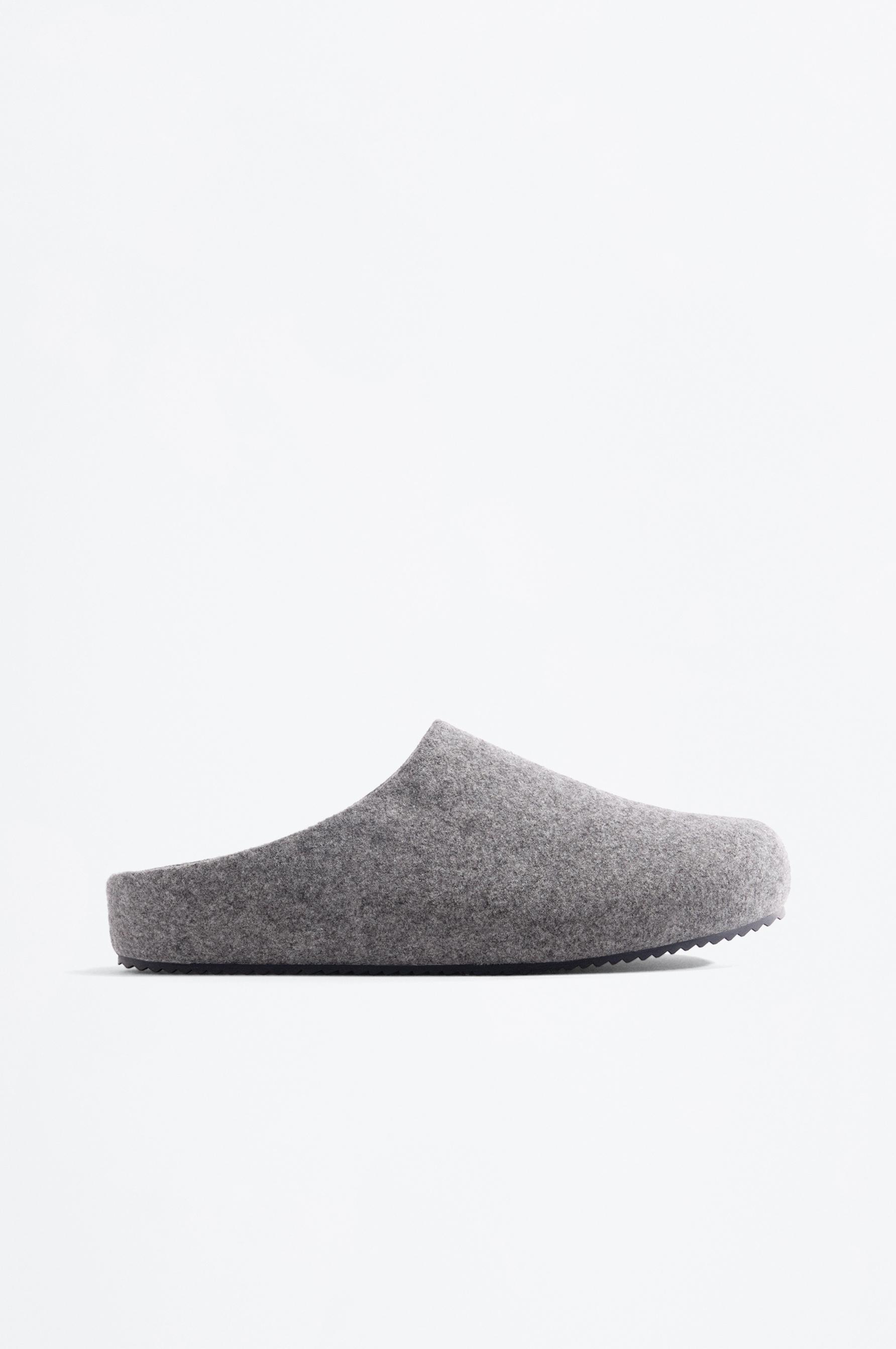 Zapatilla de casa zueco fieltro