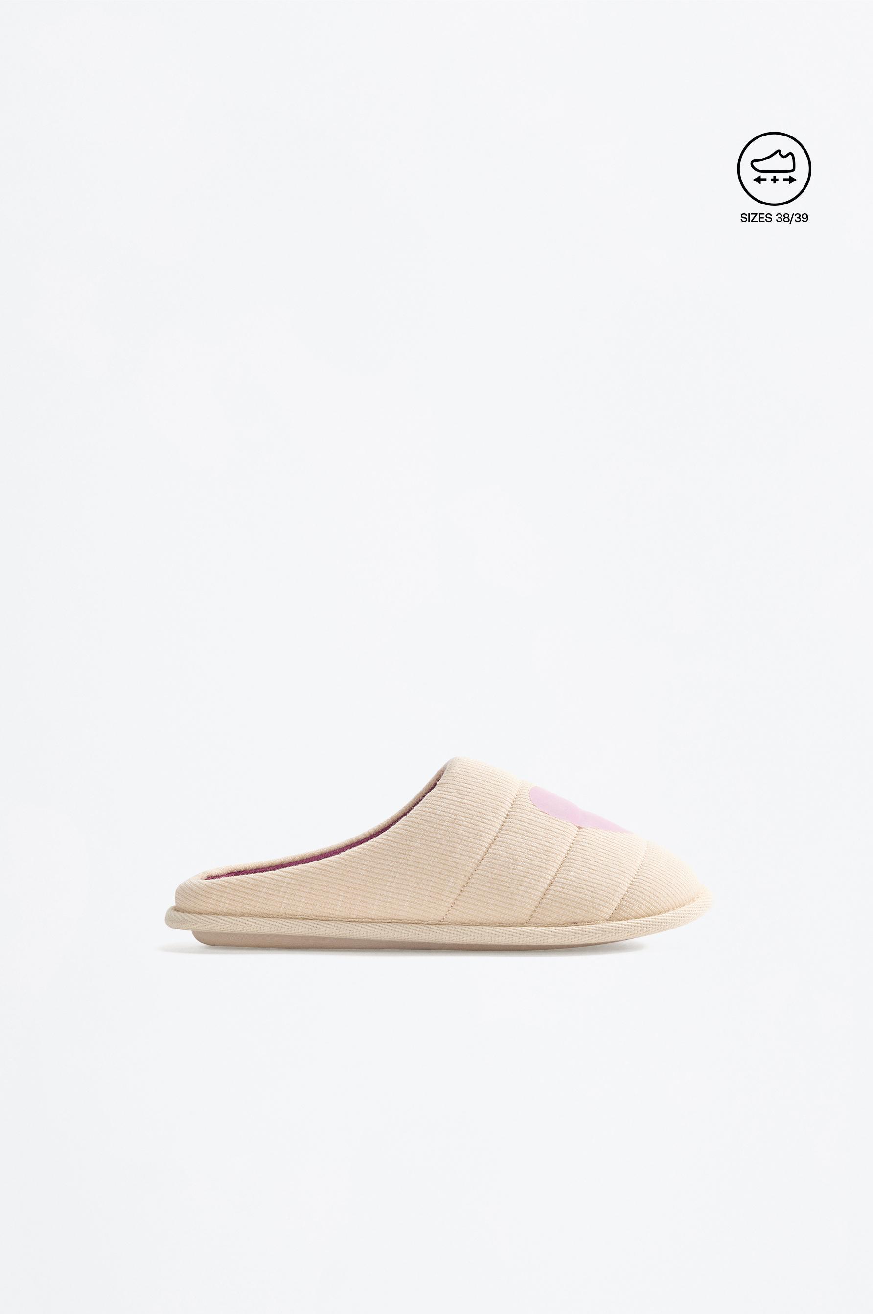 Zapatilla de casa corazón