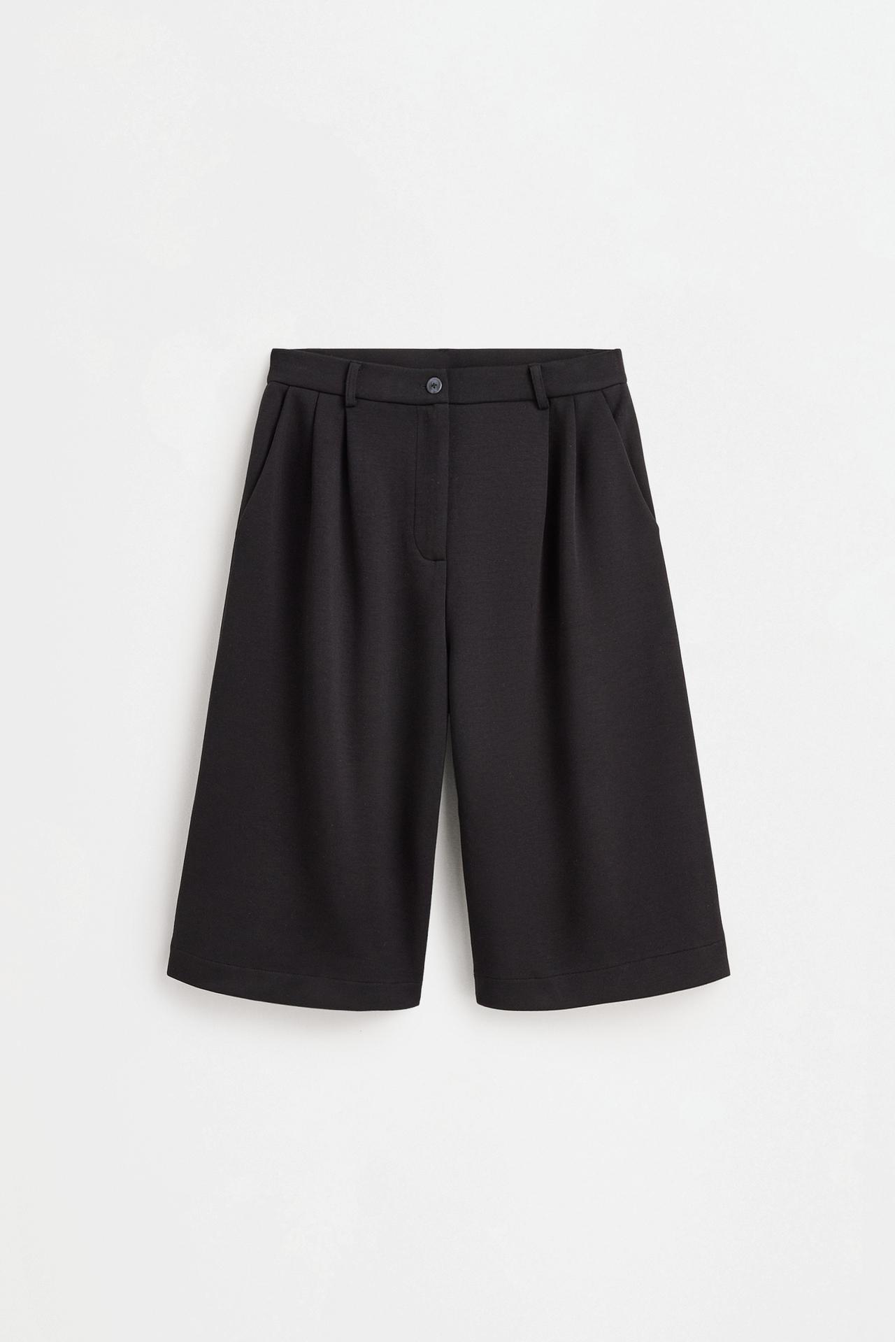 Flowing Bermuda shorts with pleats — BLACK