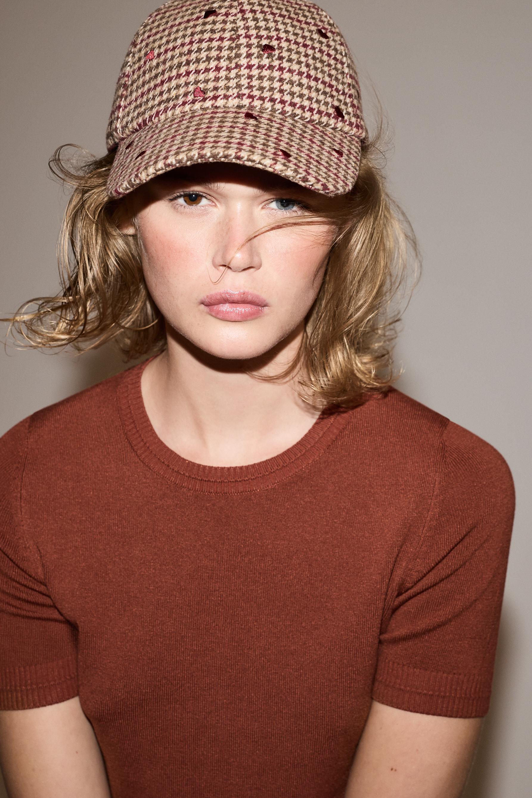 Houndstooth heart cap — BEIGE/BROWN