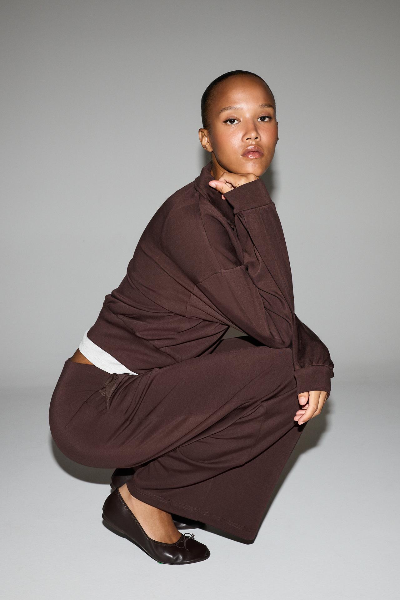 Wide-leg trousers with vertical seams — CHOCOLATE