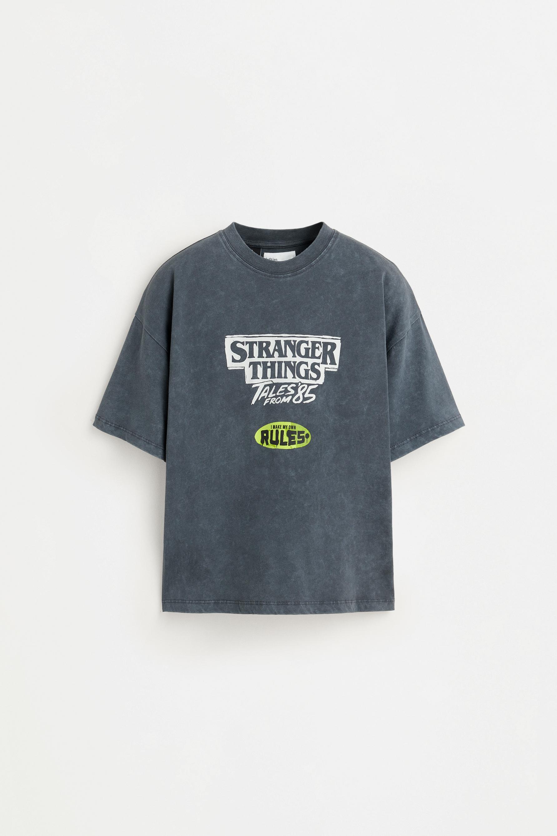 Stranger Things™/© Netflix club back maxiprint T-shirt — ANTHRACITE GREY