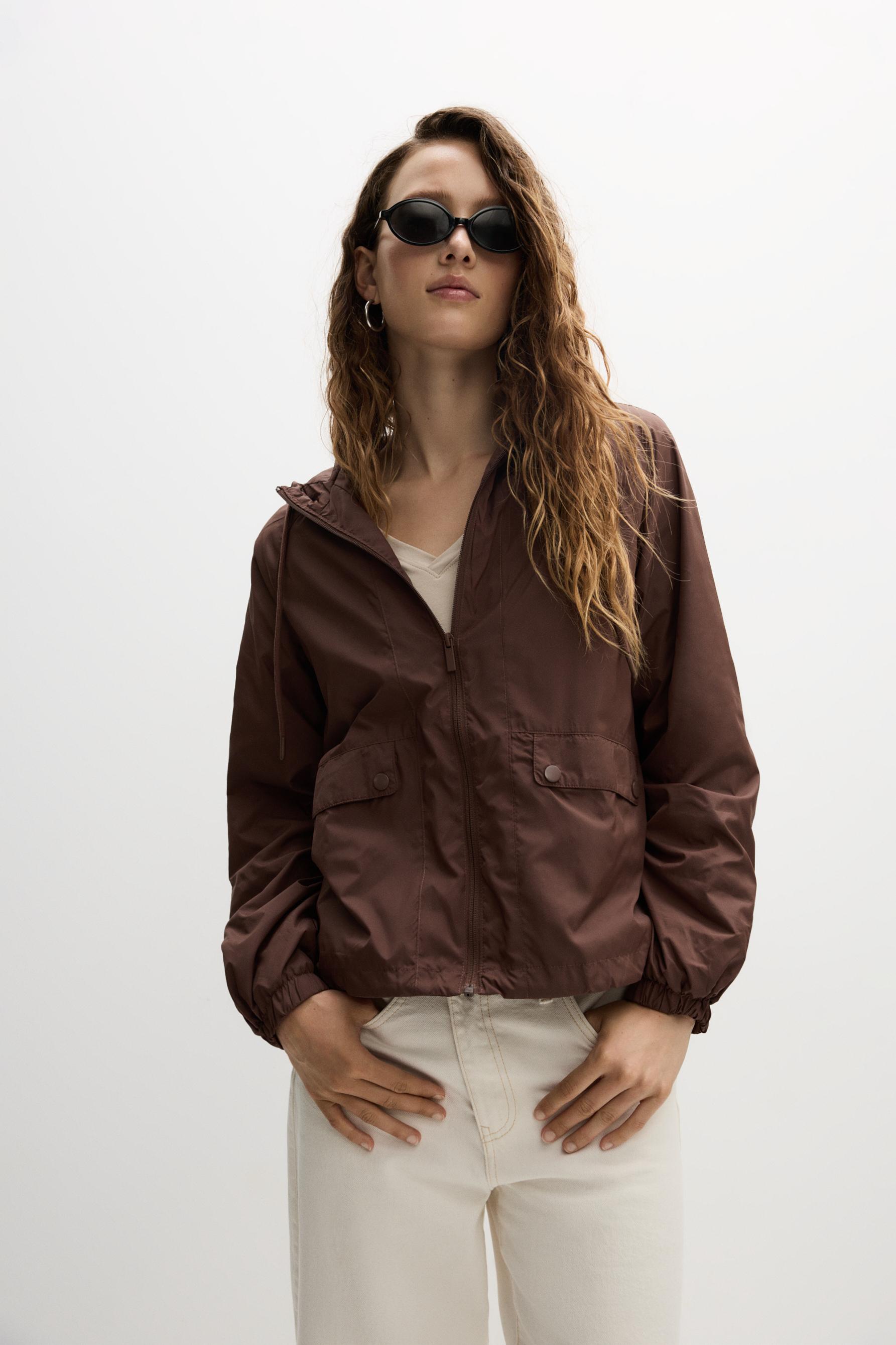 Cazadora ligera capucha