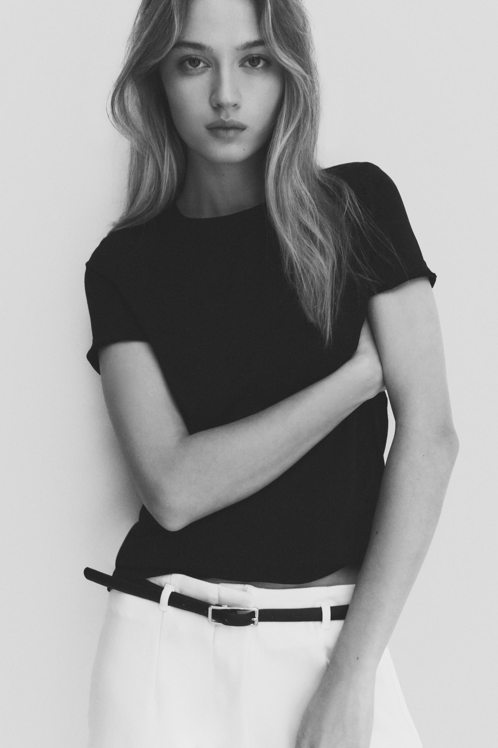 Round neck T-shirt — BLACK