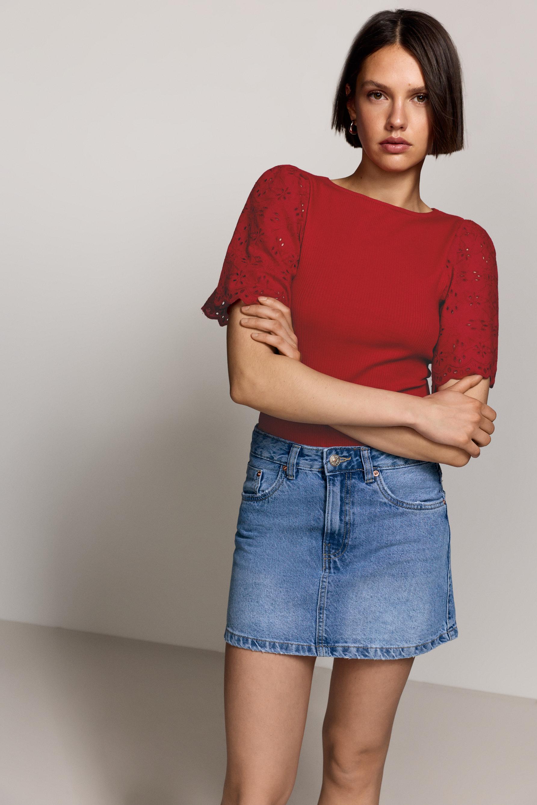 Camiseta rib mangas bordado suizo