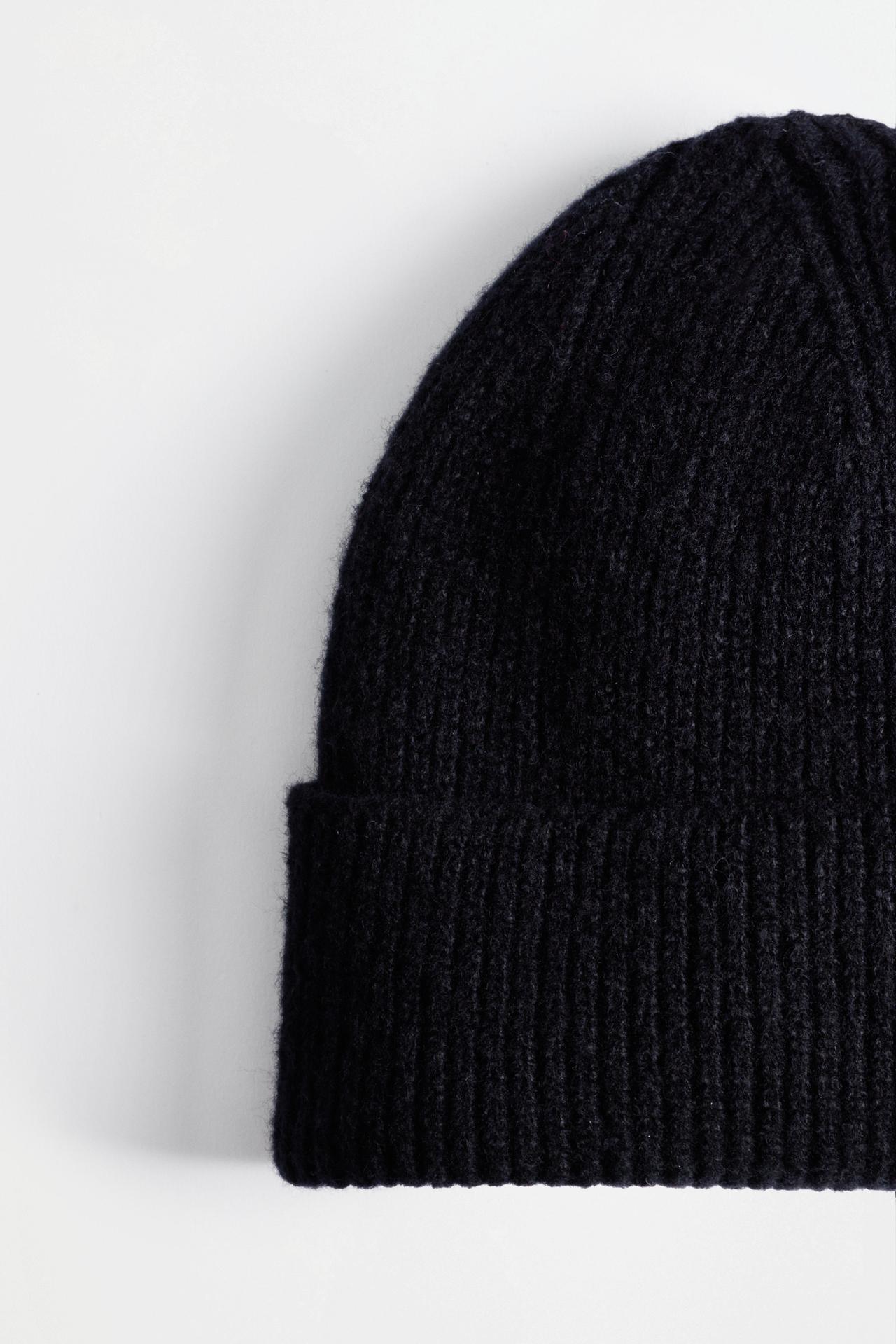 Ribbed knit beanie — BLACK