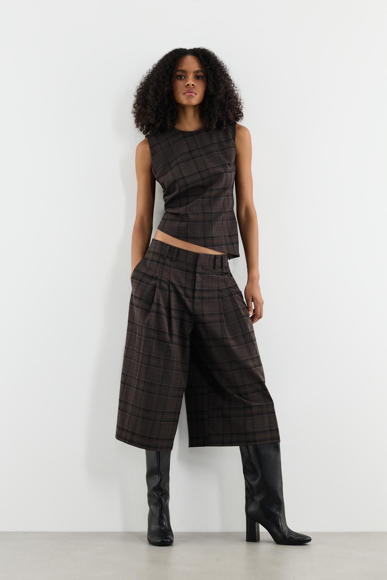 Pleated high-waist suede Bermuda shorts — GREY TONES