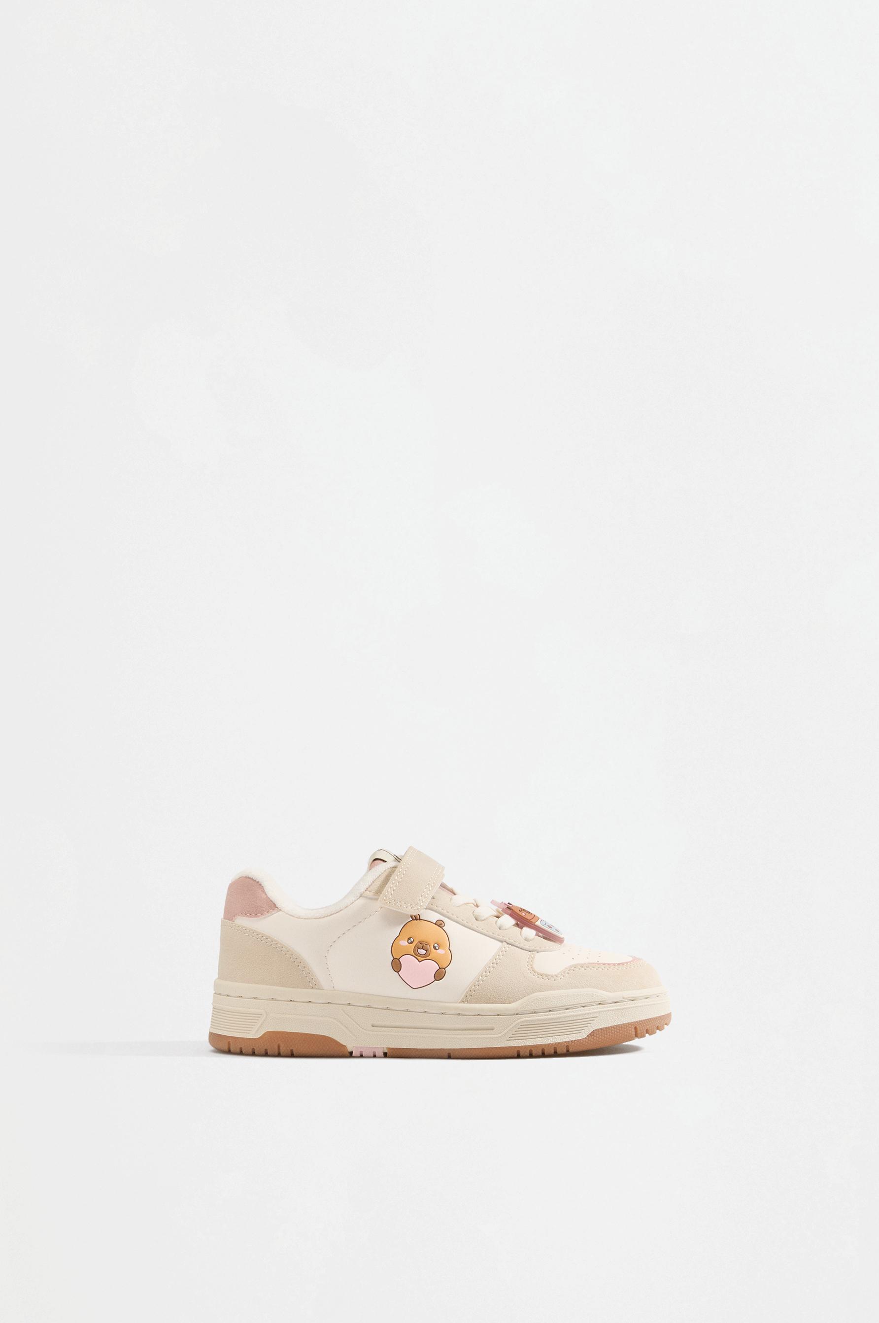Zapatilla charm Capyfun ©Capyfun