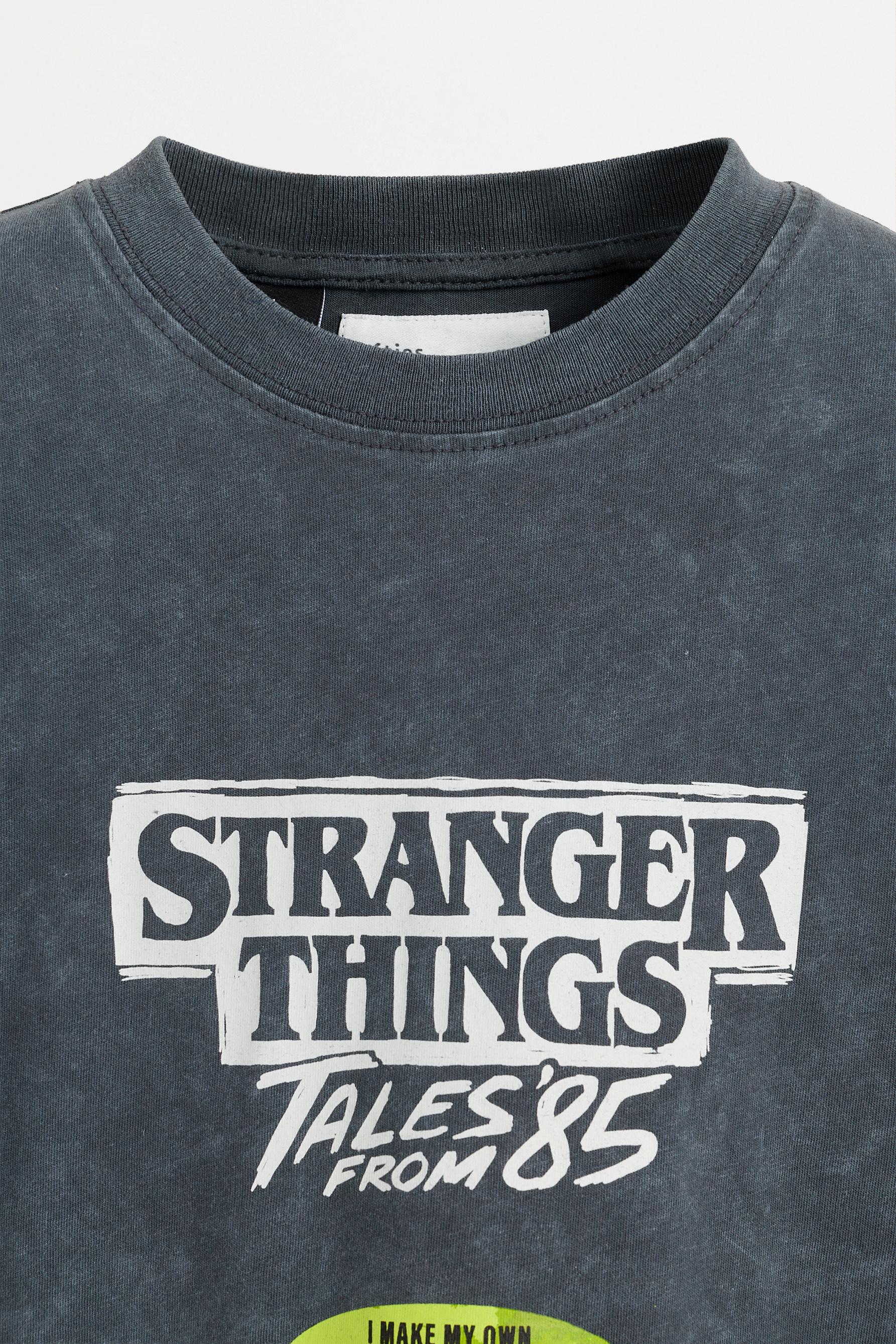 Stranger Things™/© Netflix club back maxiprint T-shirt — ANTHRACITE GREY