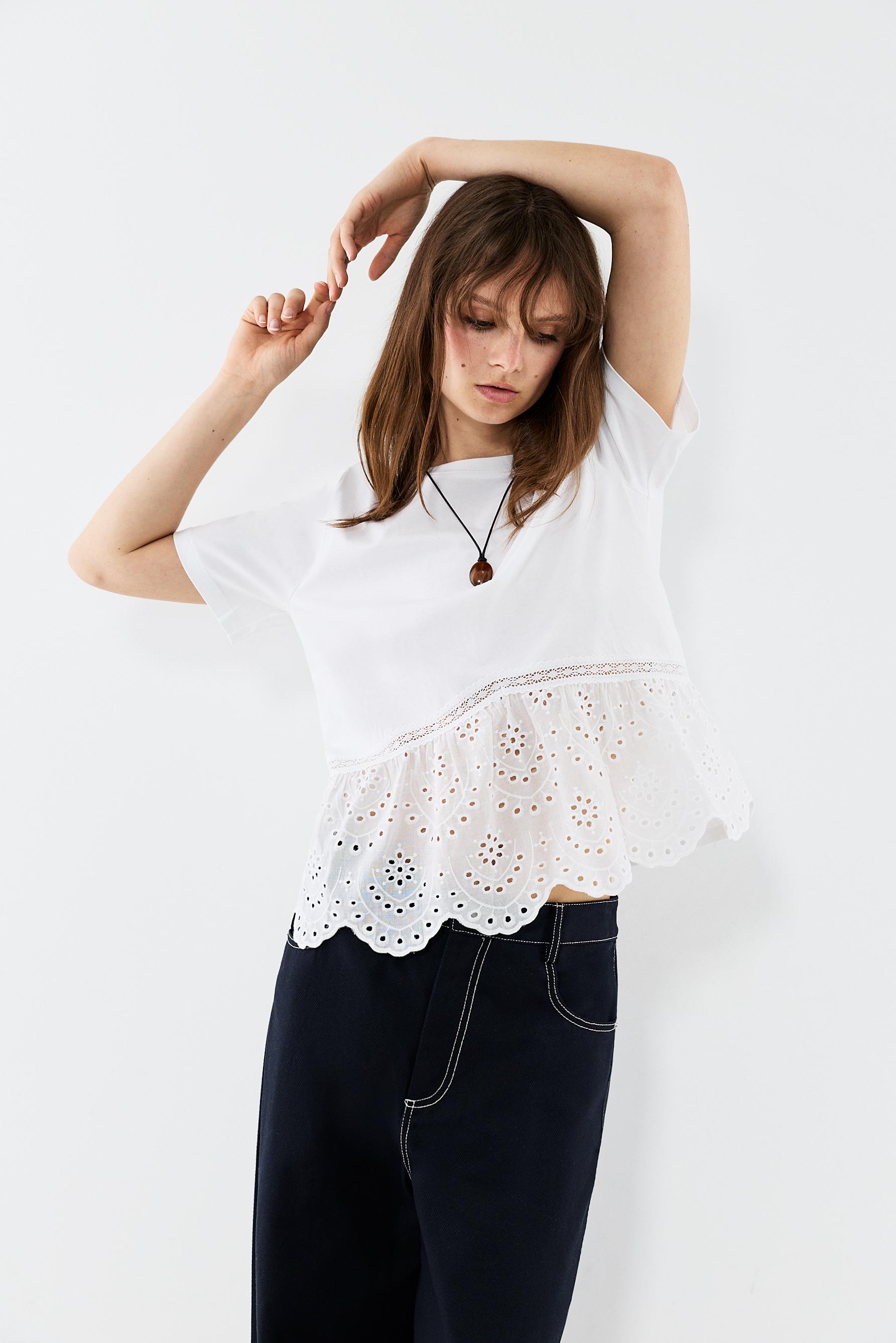 Camiseta peplum bordado suizo