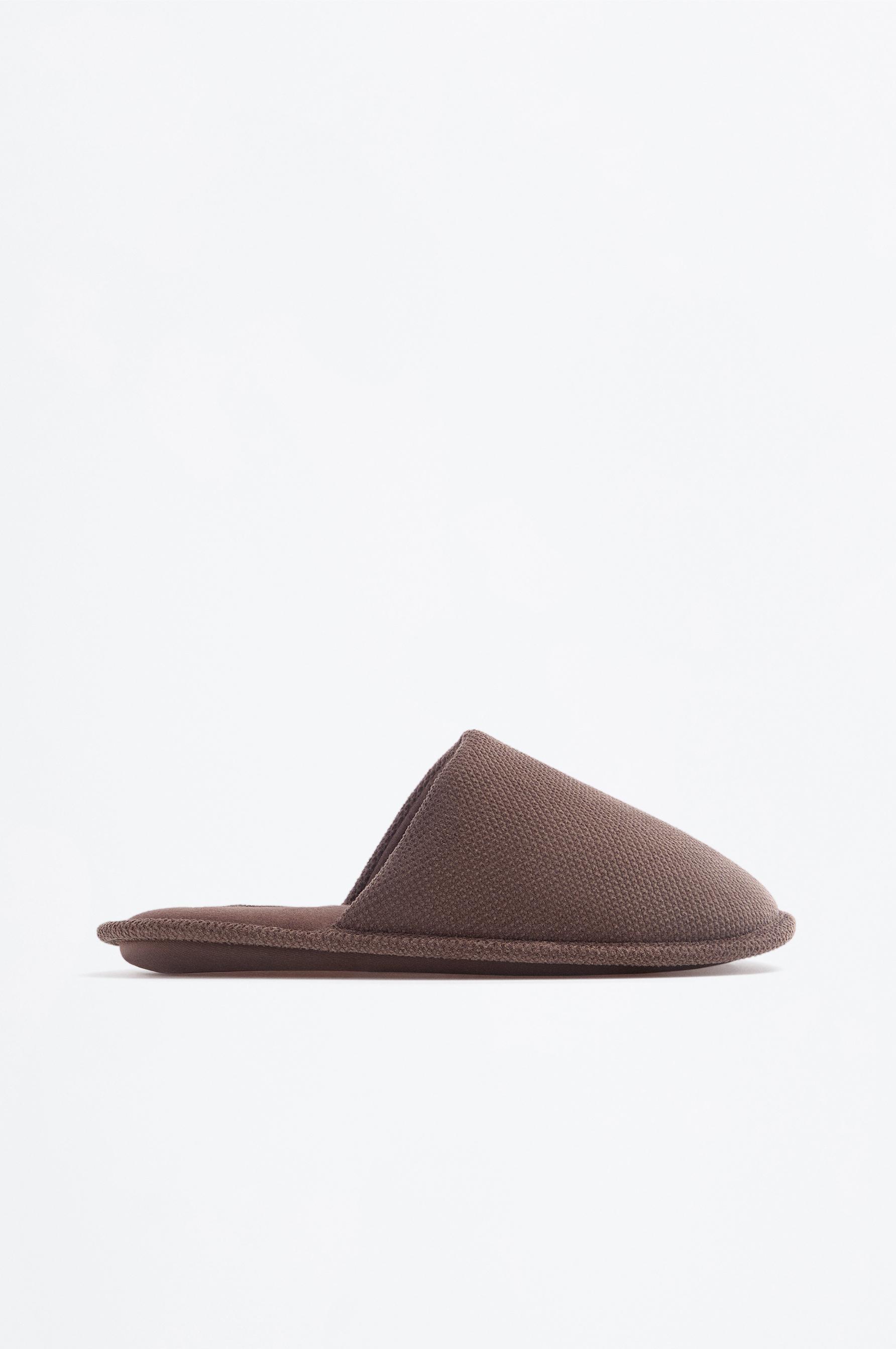 House slippers — BROWN