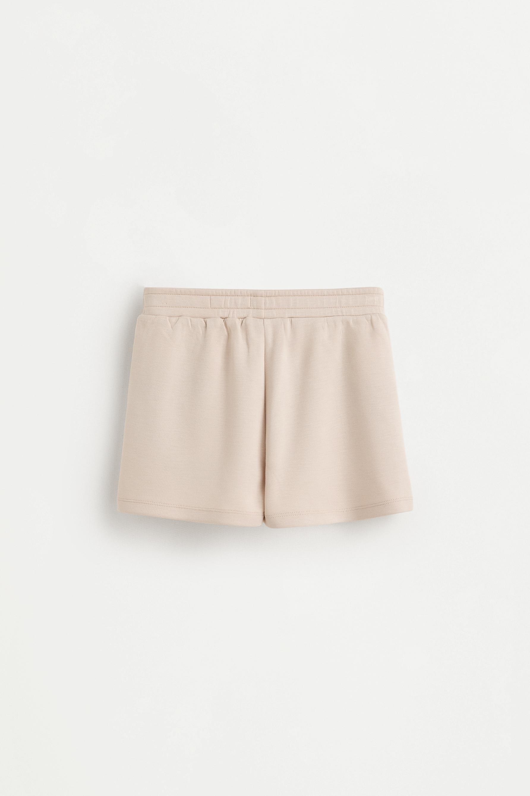 Flowing plush pleated shorts — BEIGE (alternate view)