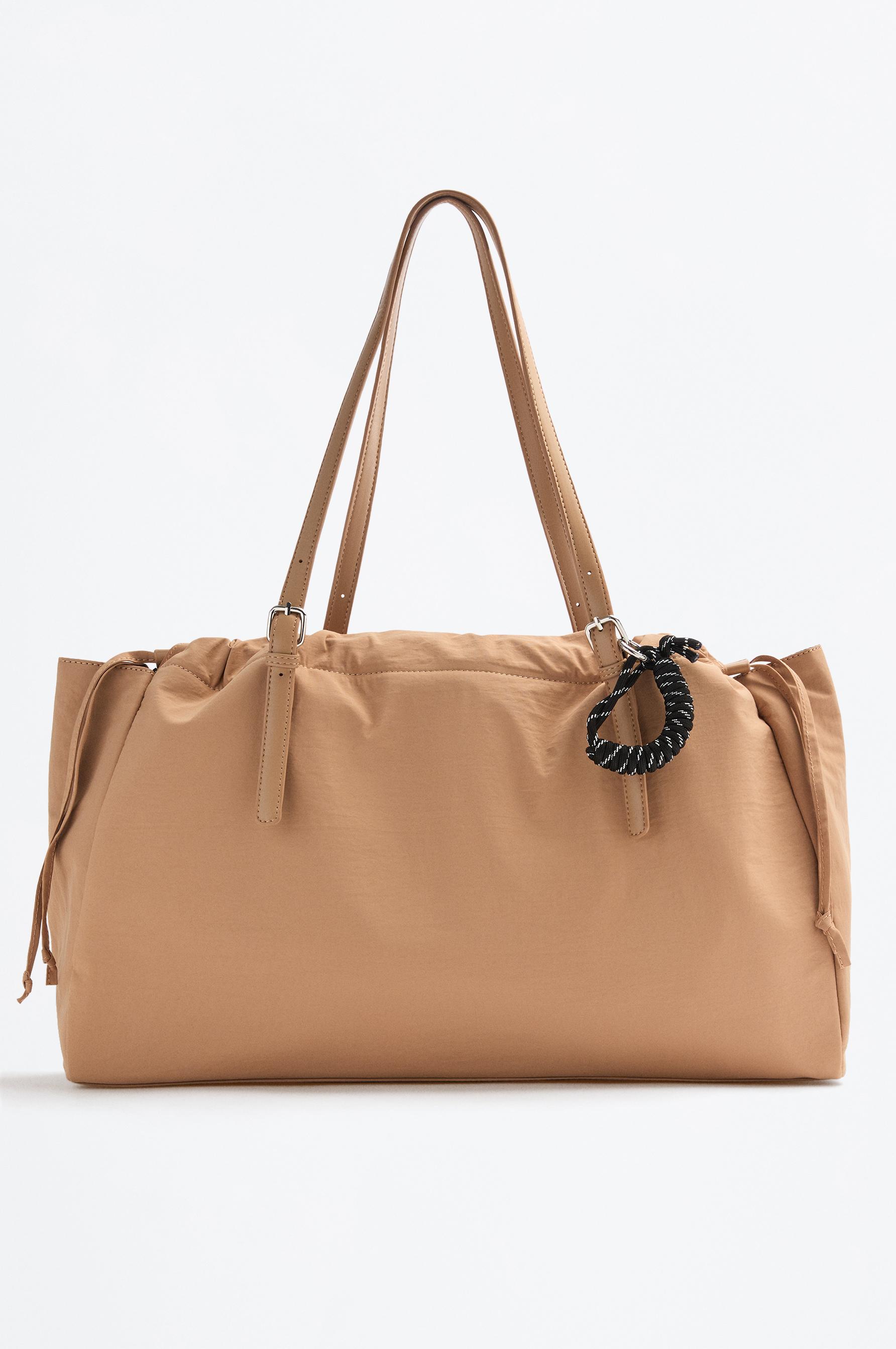 Bolso shopper trench con charm
