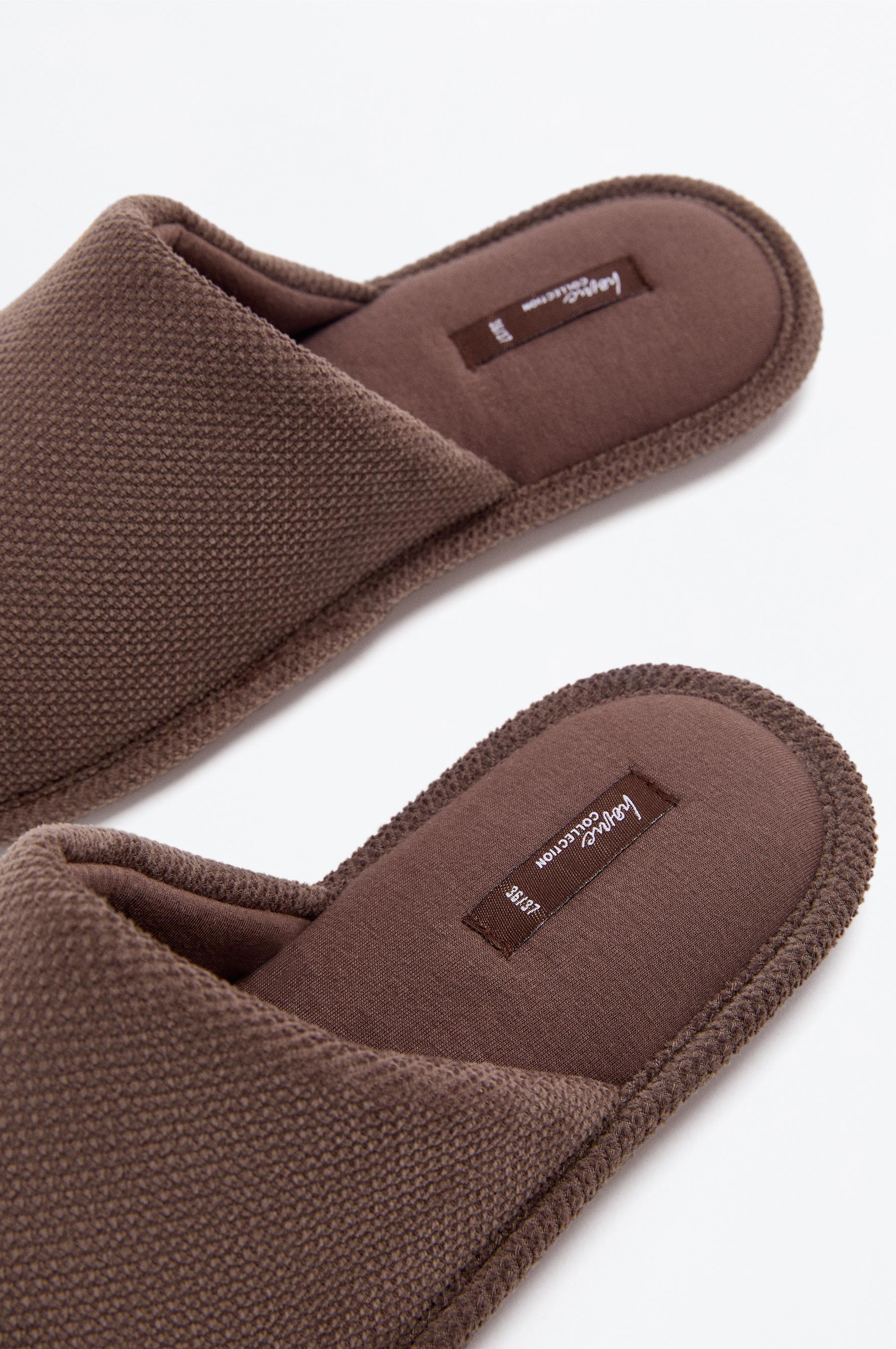 House slippers — BROWN