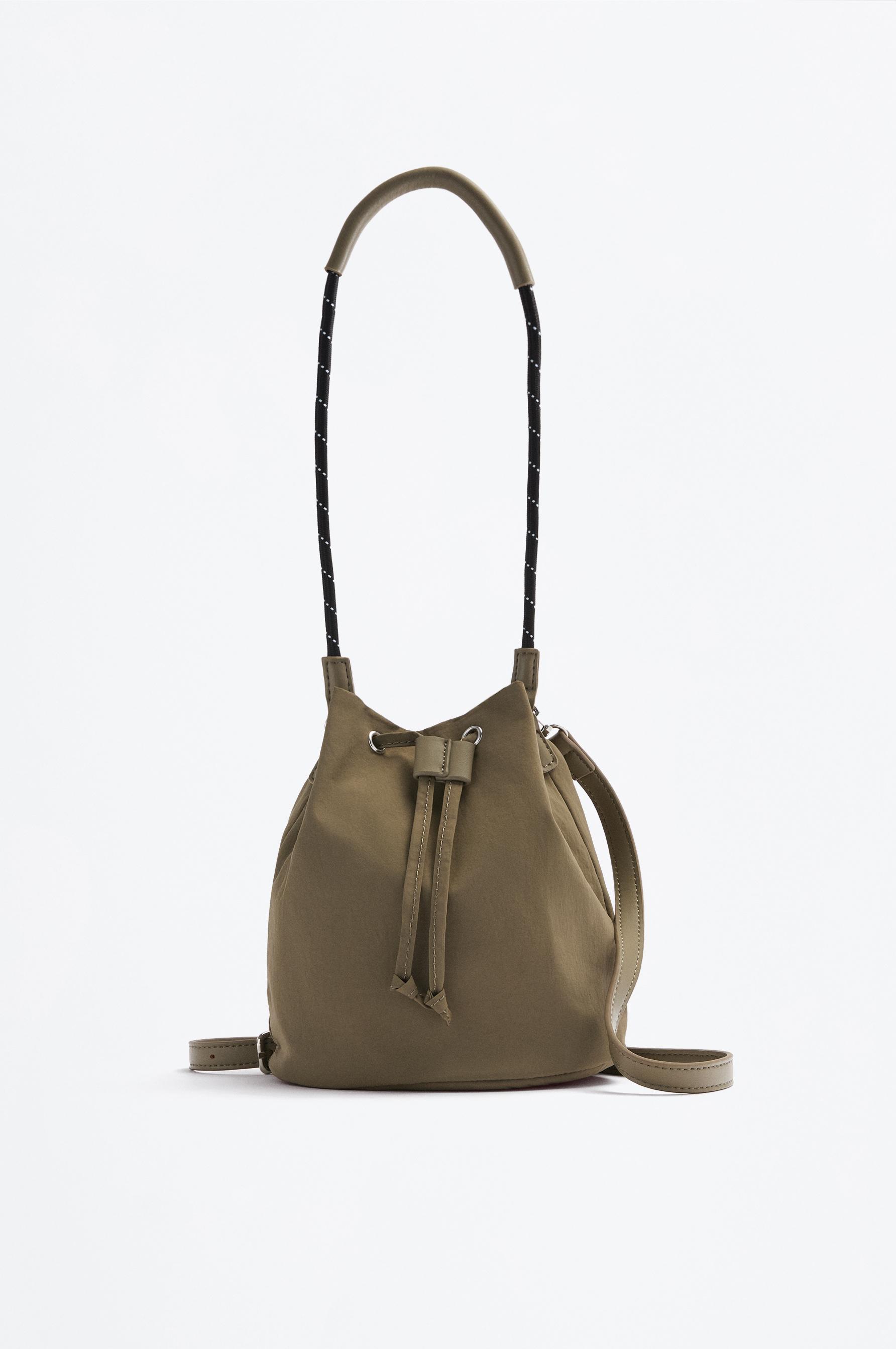 Bolso bucket trench con charm