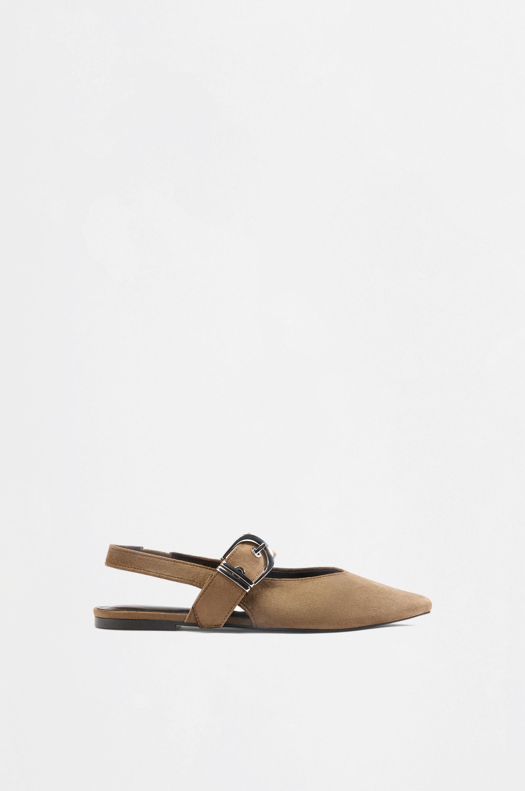 Zapato plano hebilla efecto ante