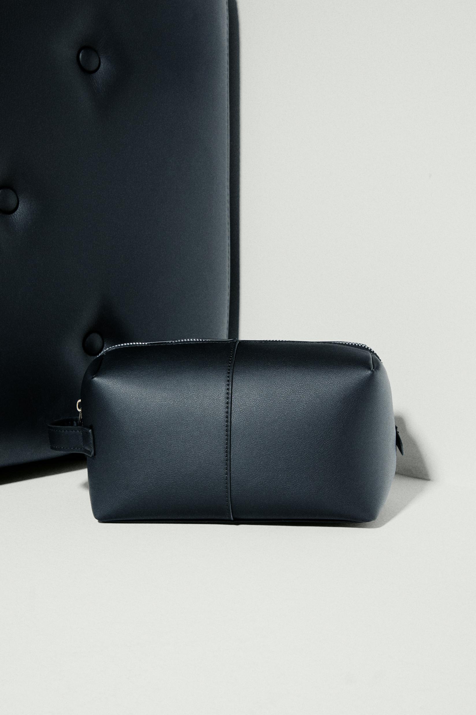 Minimalist toiletry bag — BLACK