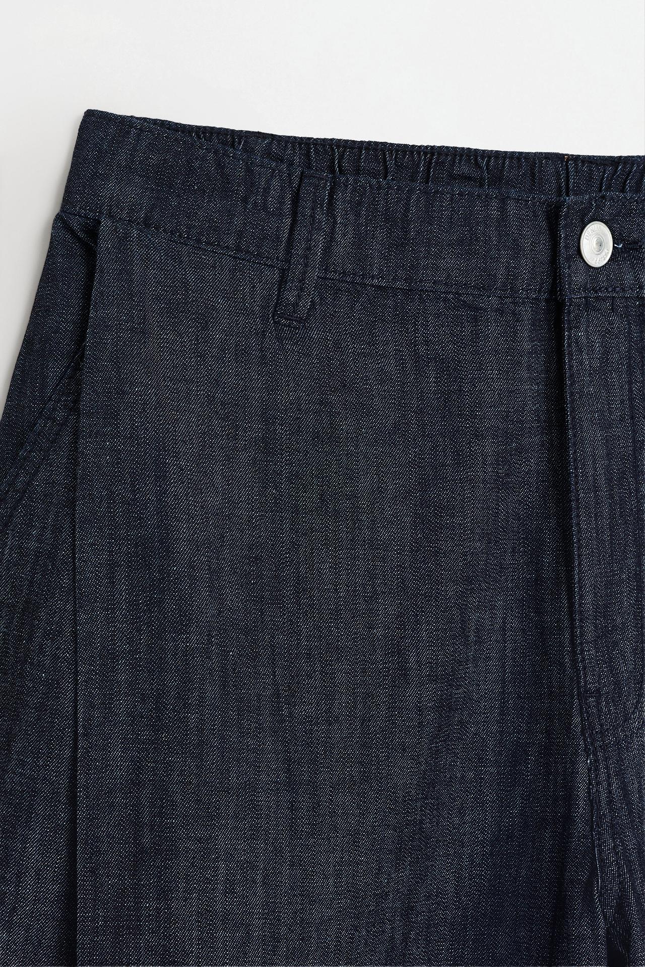 Barrel-leg darted trousers — NAVY