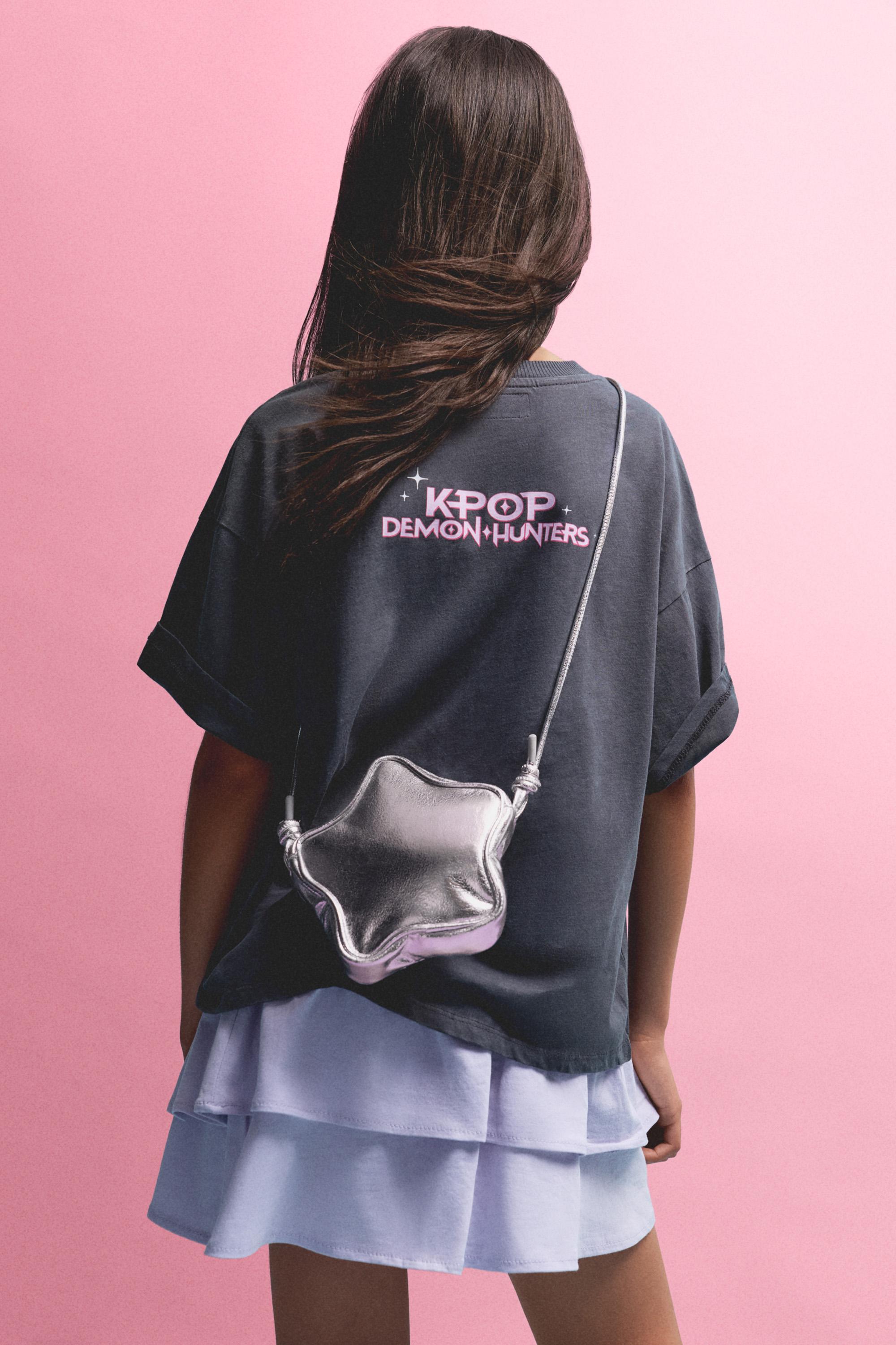 Huntrix K-Pop Demon Hunters™/© Netflix back text T-shirt — ANTHRACITE GREY