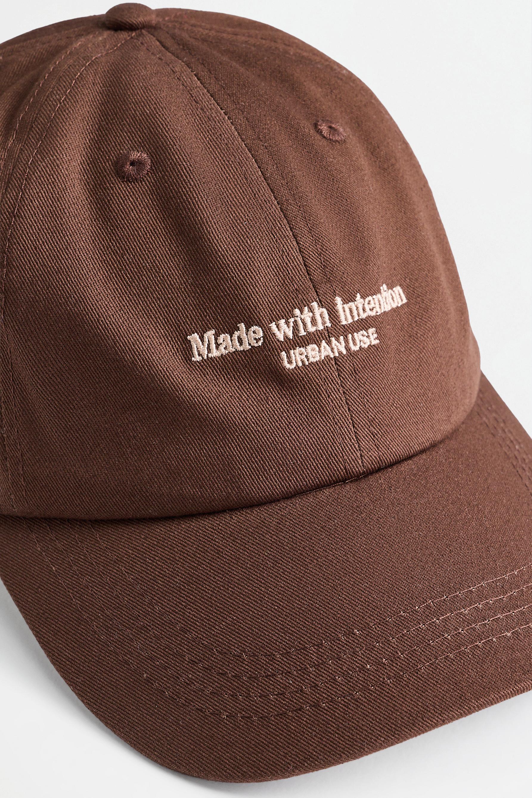 Text embroidery cap — BROWN/WHITE