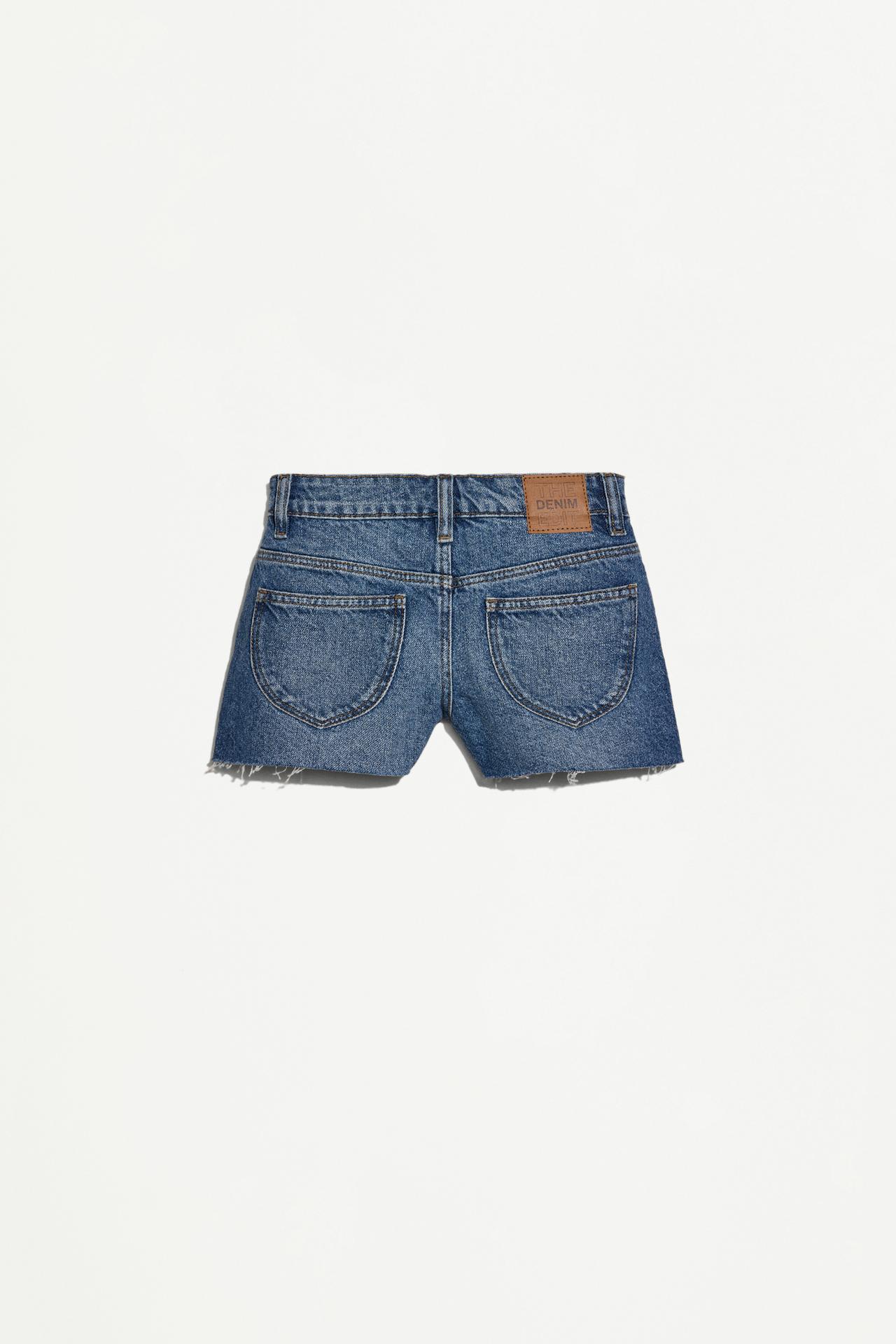 Frayed denim shorts — MEDIUM BLUE