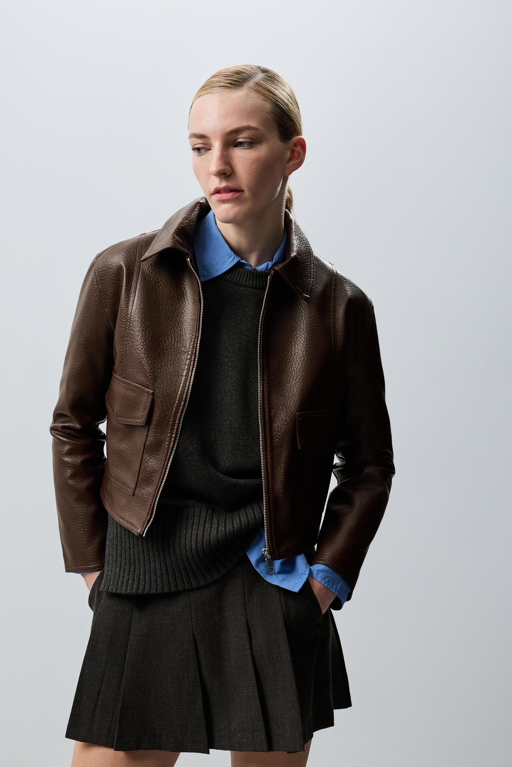 Cazadora efecto piel bolsillos