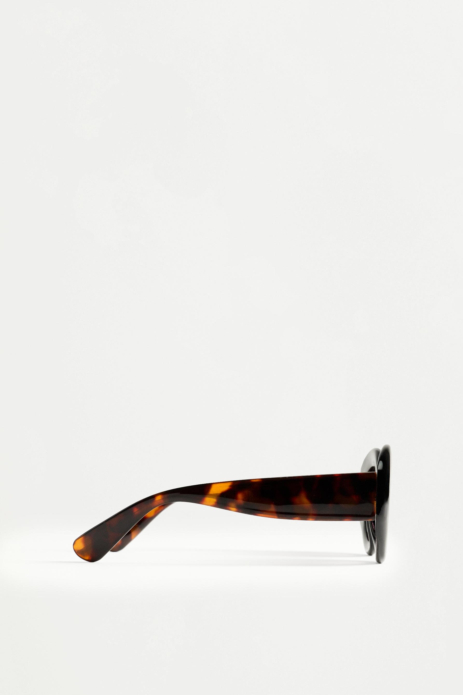 Dark tortoiseshell round sunglasses — BLACK