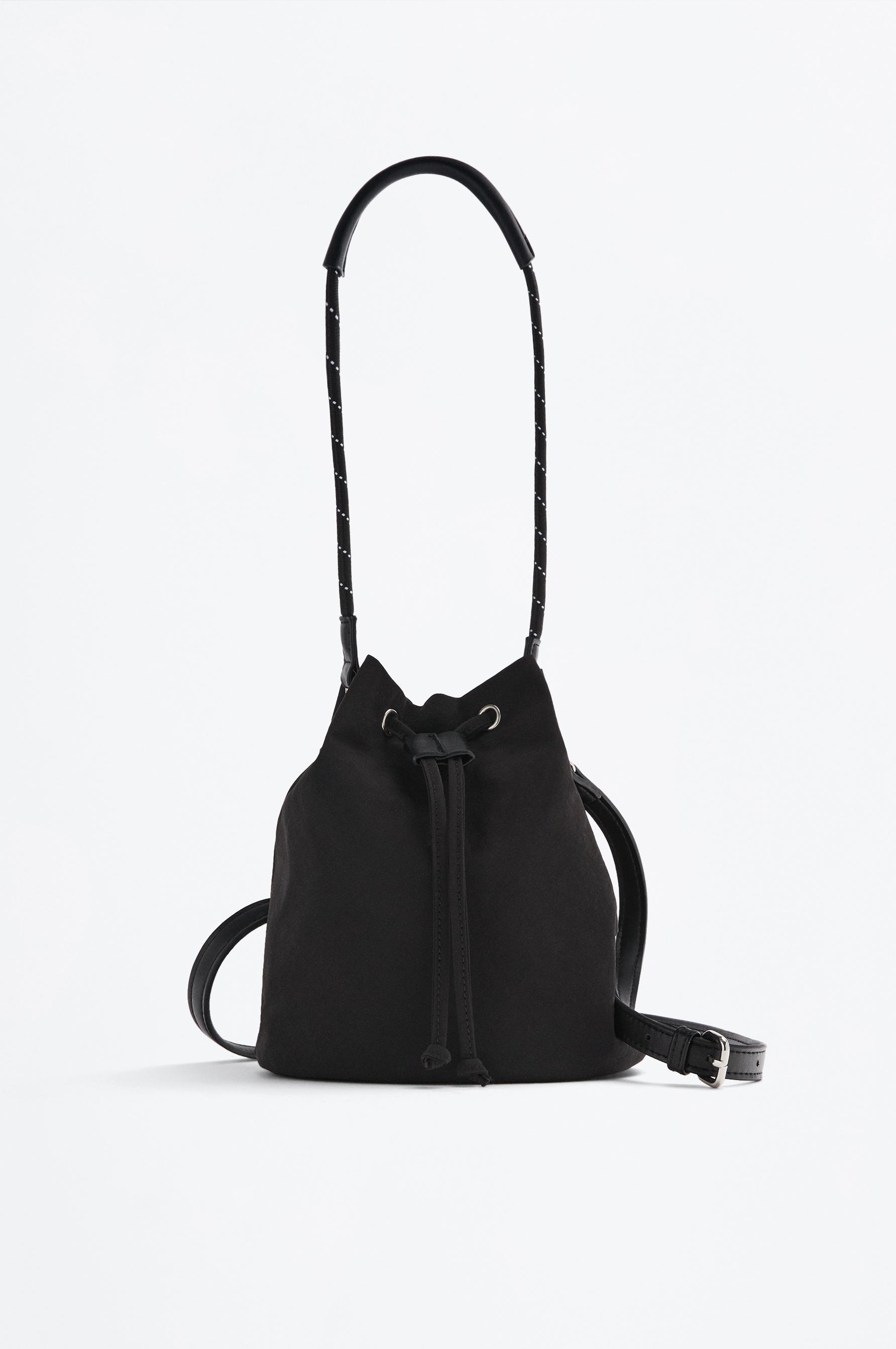 Bolso bucket trench con charm