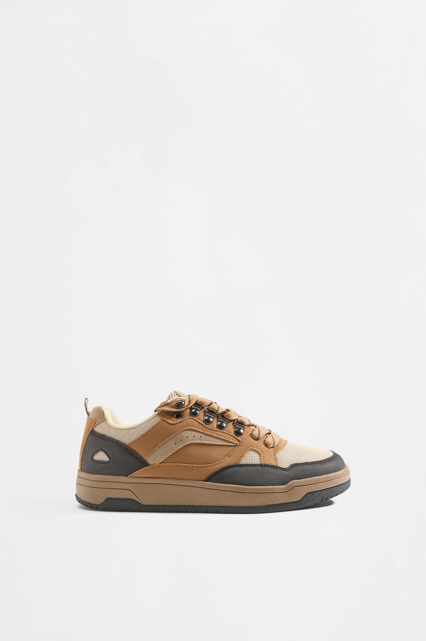 Zapatilla acordonada