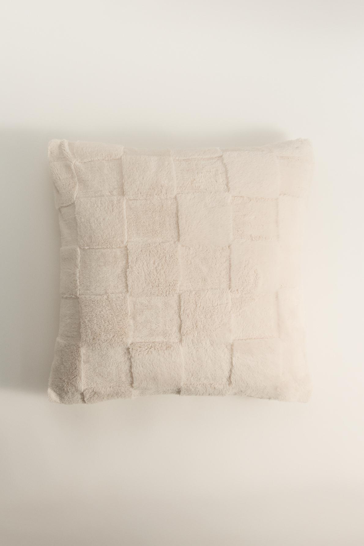 Funda cojín efecto pelo cuadros 50 x 50 cm