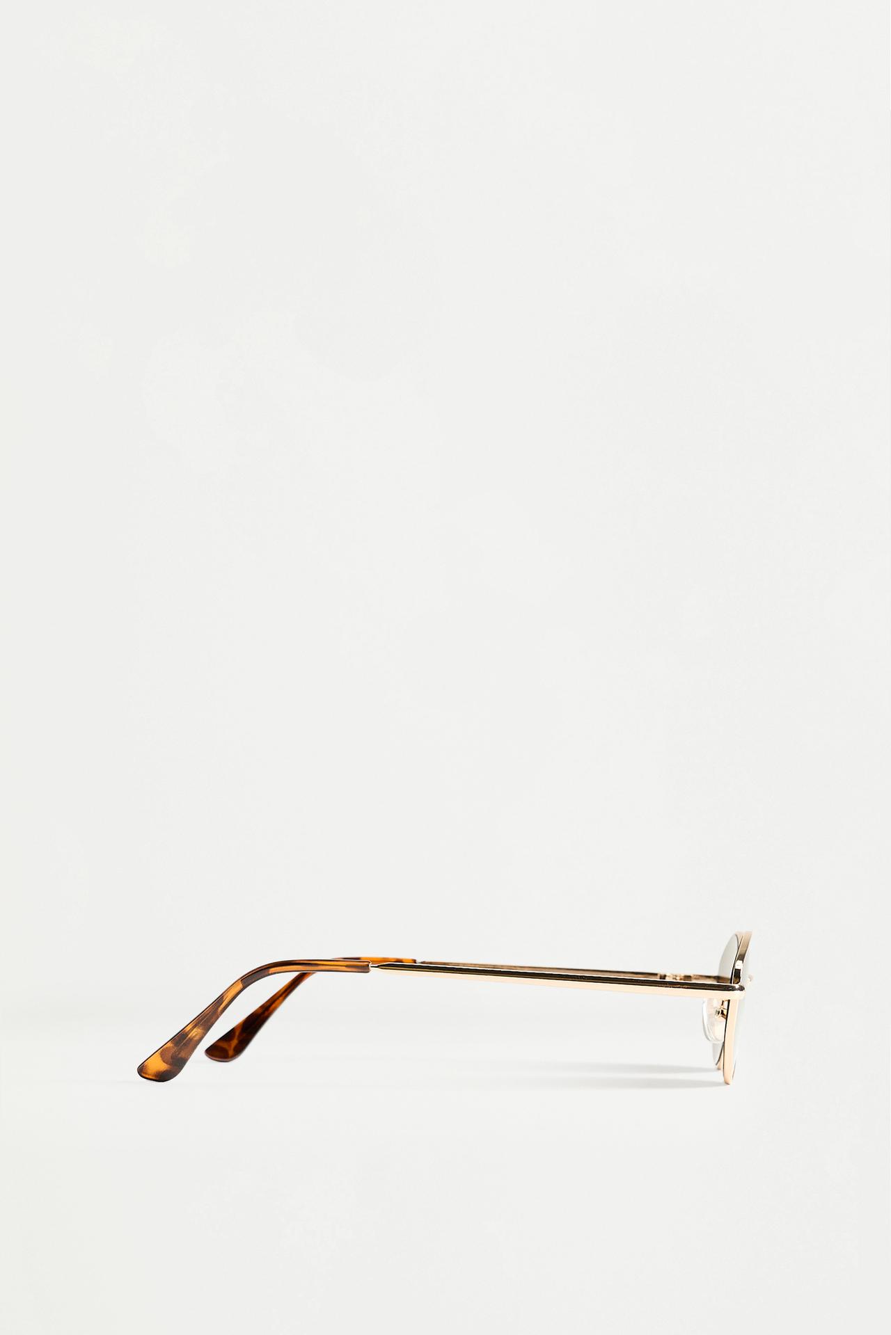 Irregular oval metallic sunglasses — GOLD