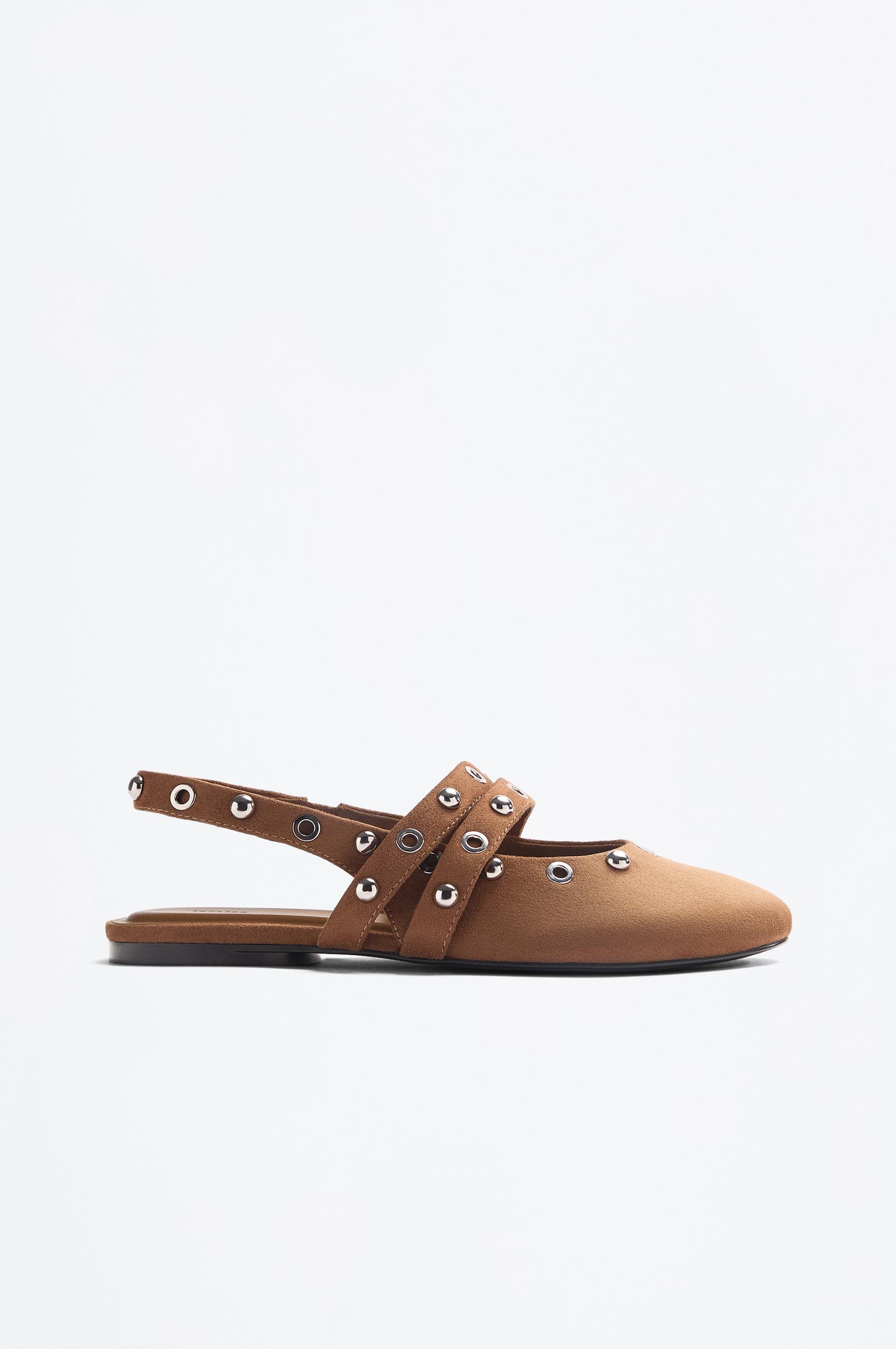 Zapato destalonado tachas