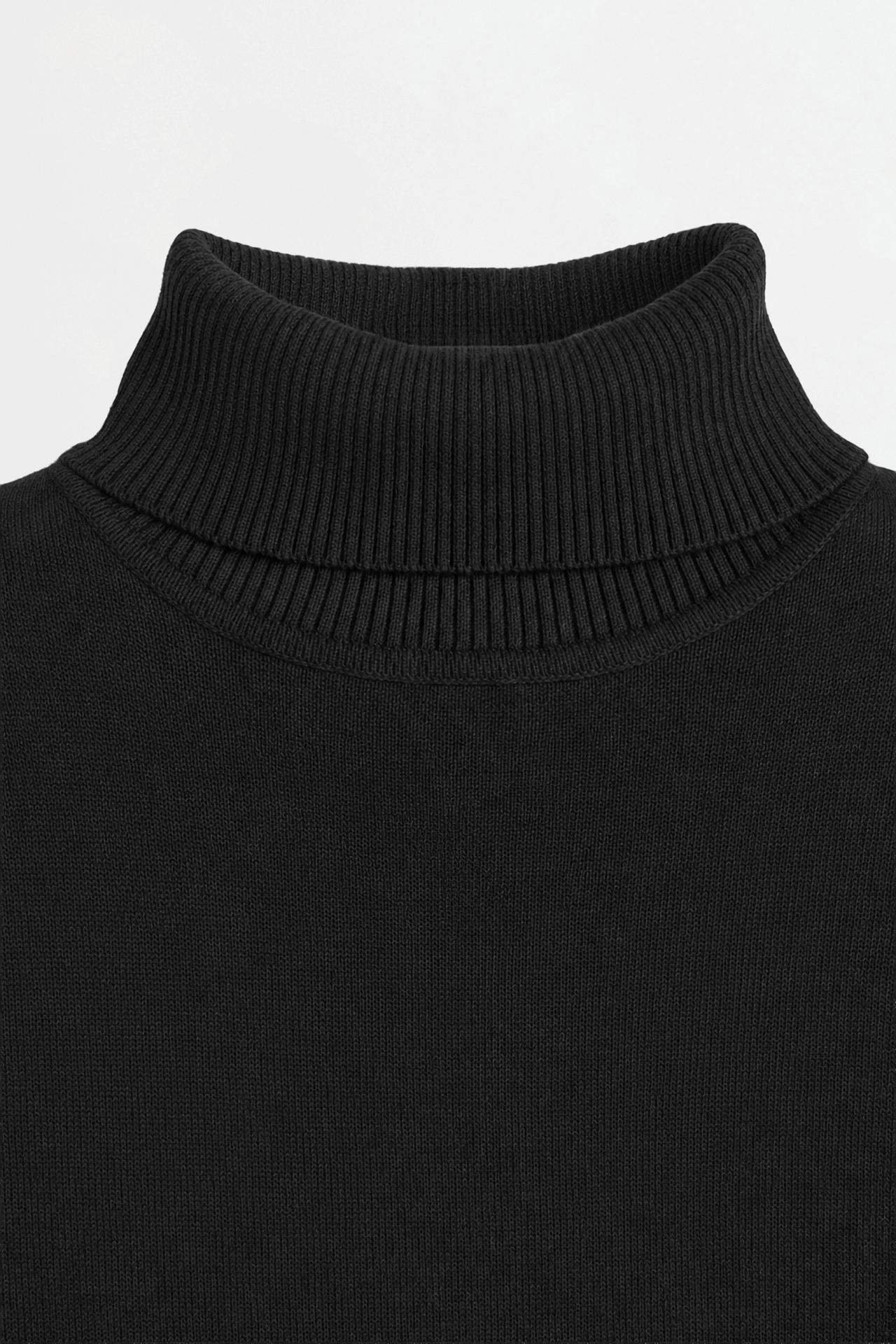 Roll neck sweater — BLACK