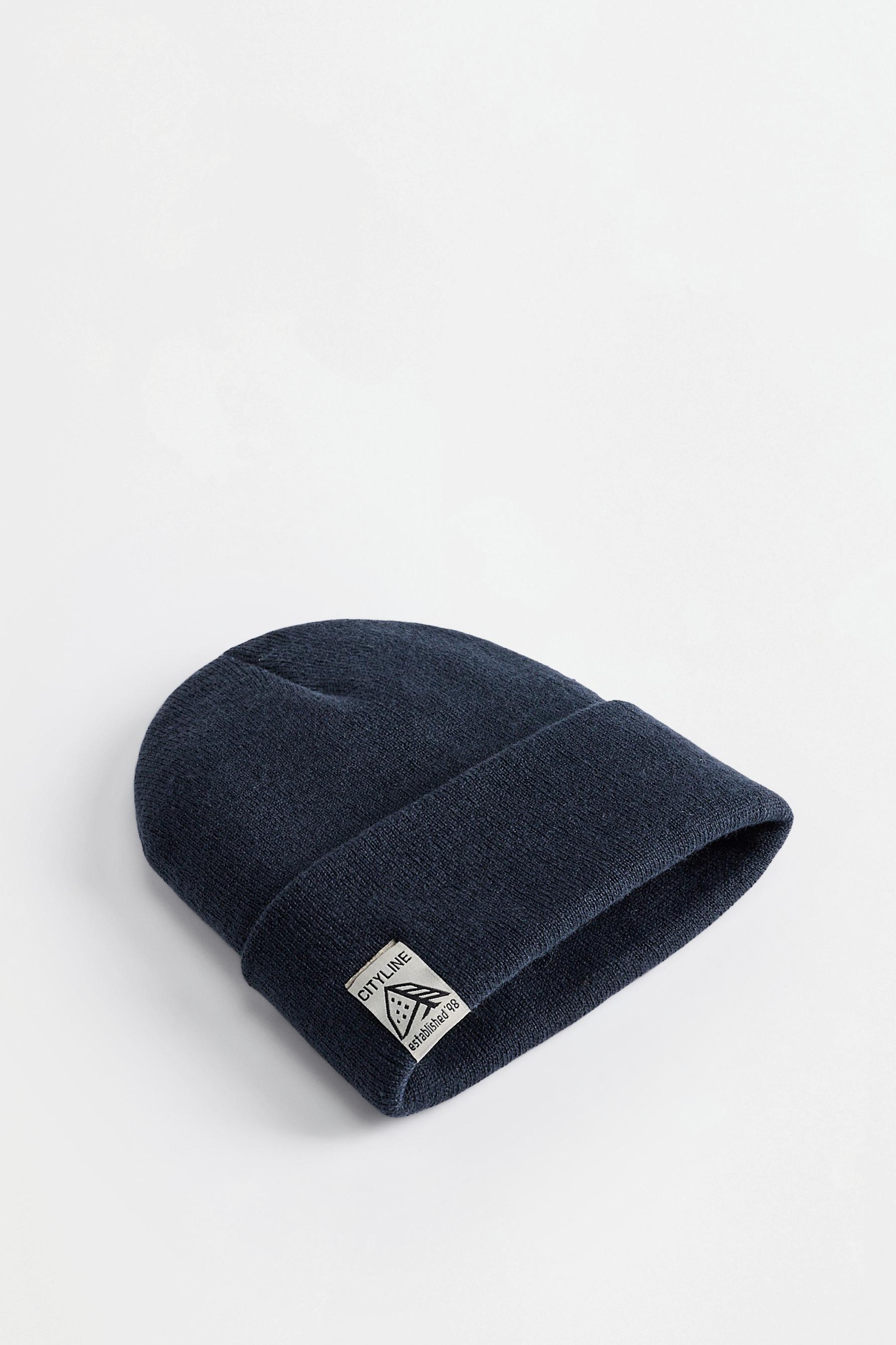 Knit beanie with label — NAVY